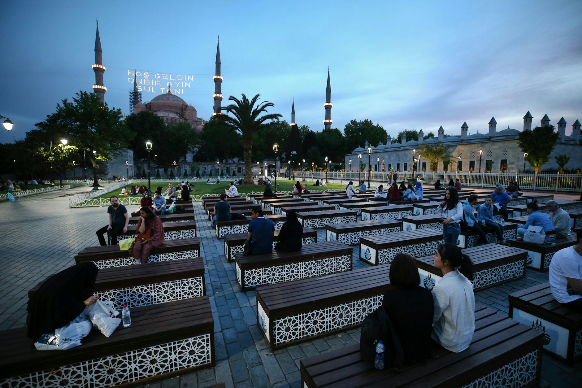 Istanbul: Menschen sitzen zusammen in der Nähe der Sultan-Achmed-Moschee, auch als blaue Moschee bekannt. Im Ramadan beginnt nach dem Abendgebet zum Sonnenuntergang das Fastenbrechen