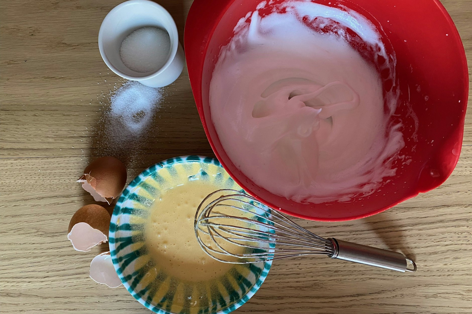 Der einzige etwas knifflige Part: Weißweinsoße mit Eischnee vermengen.