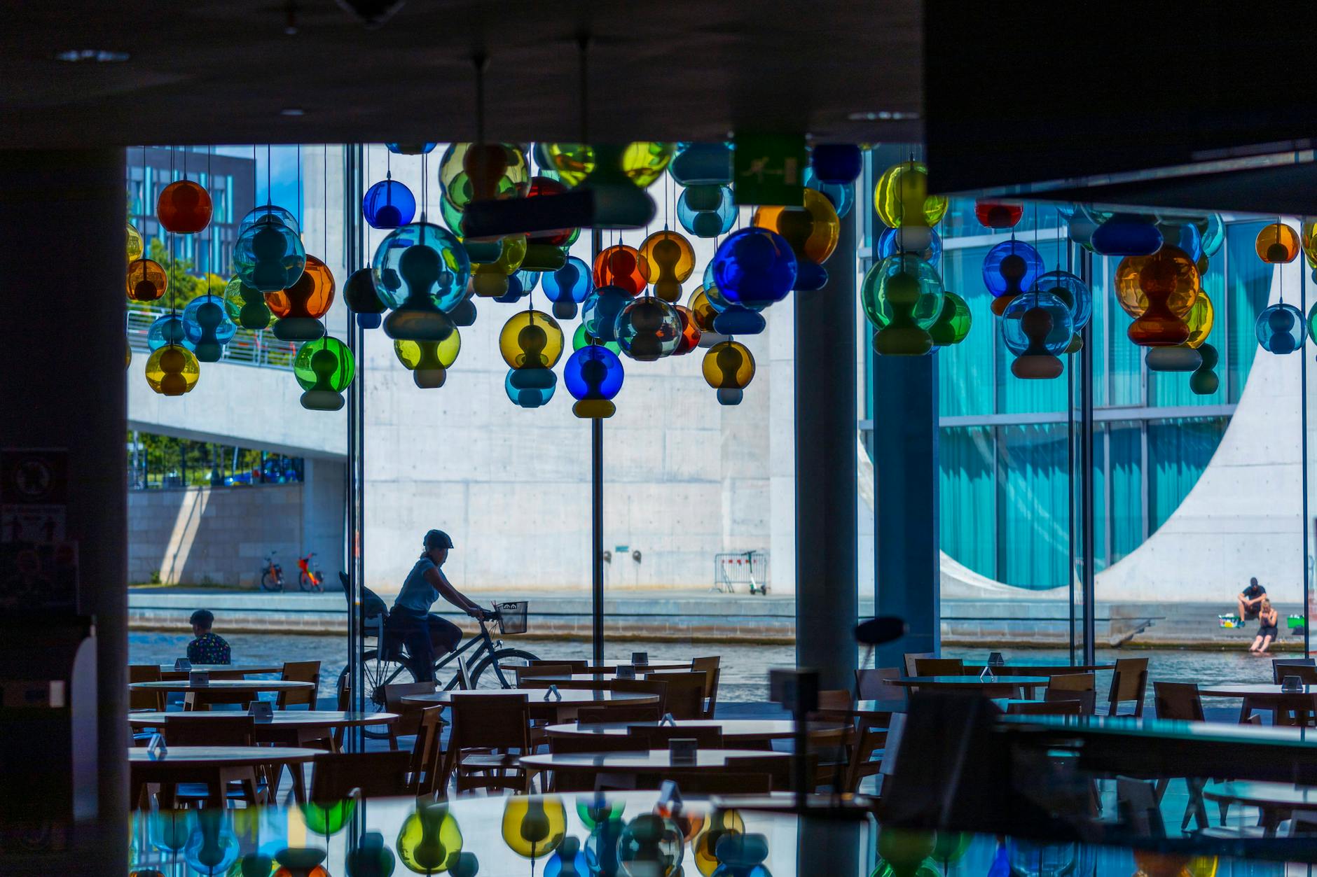 Die Kantine des Deutschen Bundestages soll grüner werden – zumindest auf dem Teller. 