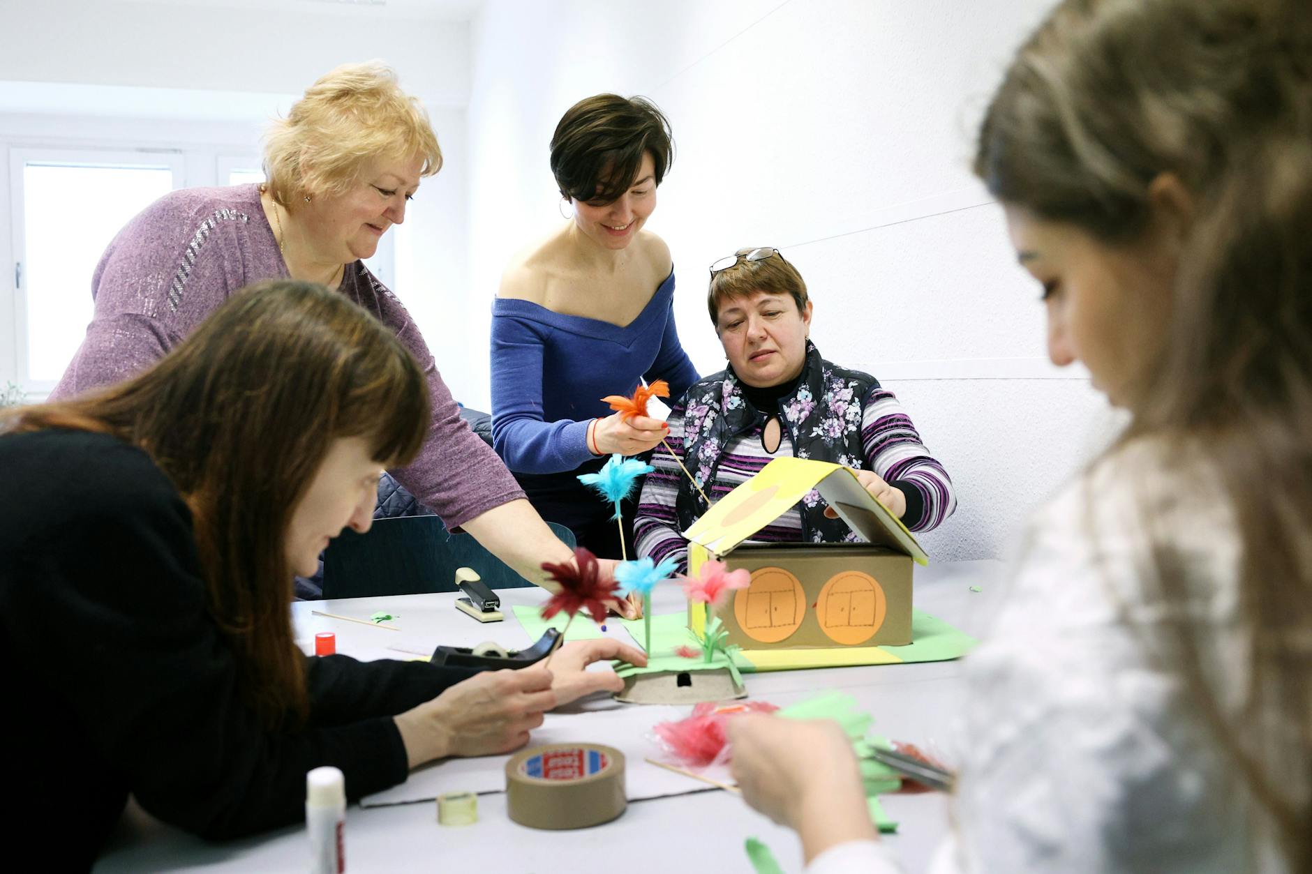 Beim Treffen in Marzahn basteln Olena Vlasenko, Natalia Mavrodieva, Olya Lemzyakova und Halyna Koltsova.