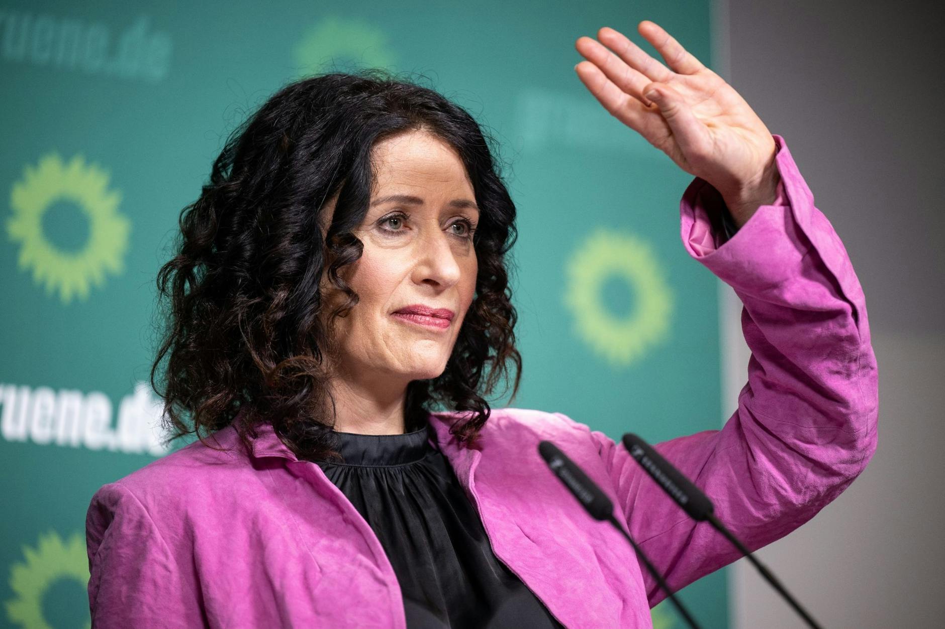 dpatopbilder - Spitzenkandidatin von Bündnis 90/Die Grünen Bettina Jarasch spricht während einer Pressekonferenz.