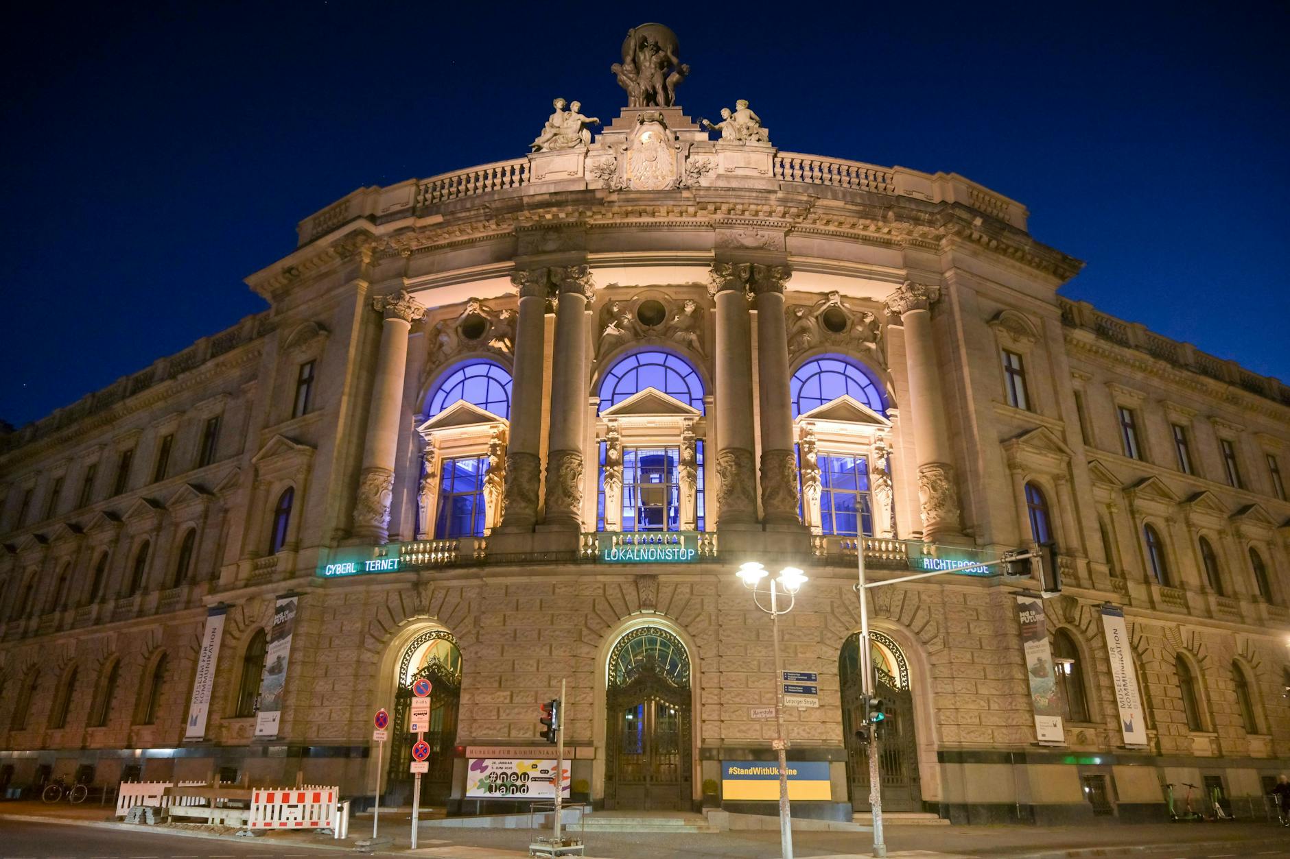 Eine besondere Kulisse: das Museum für Kommunikation am Abend.