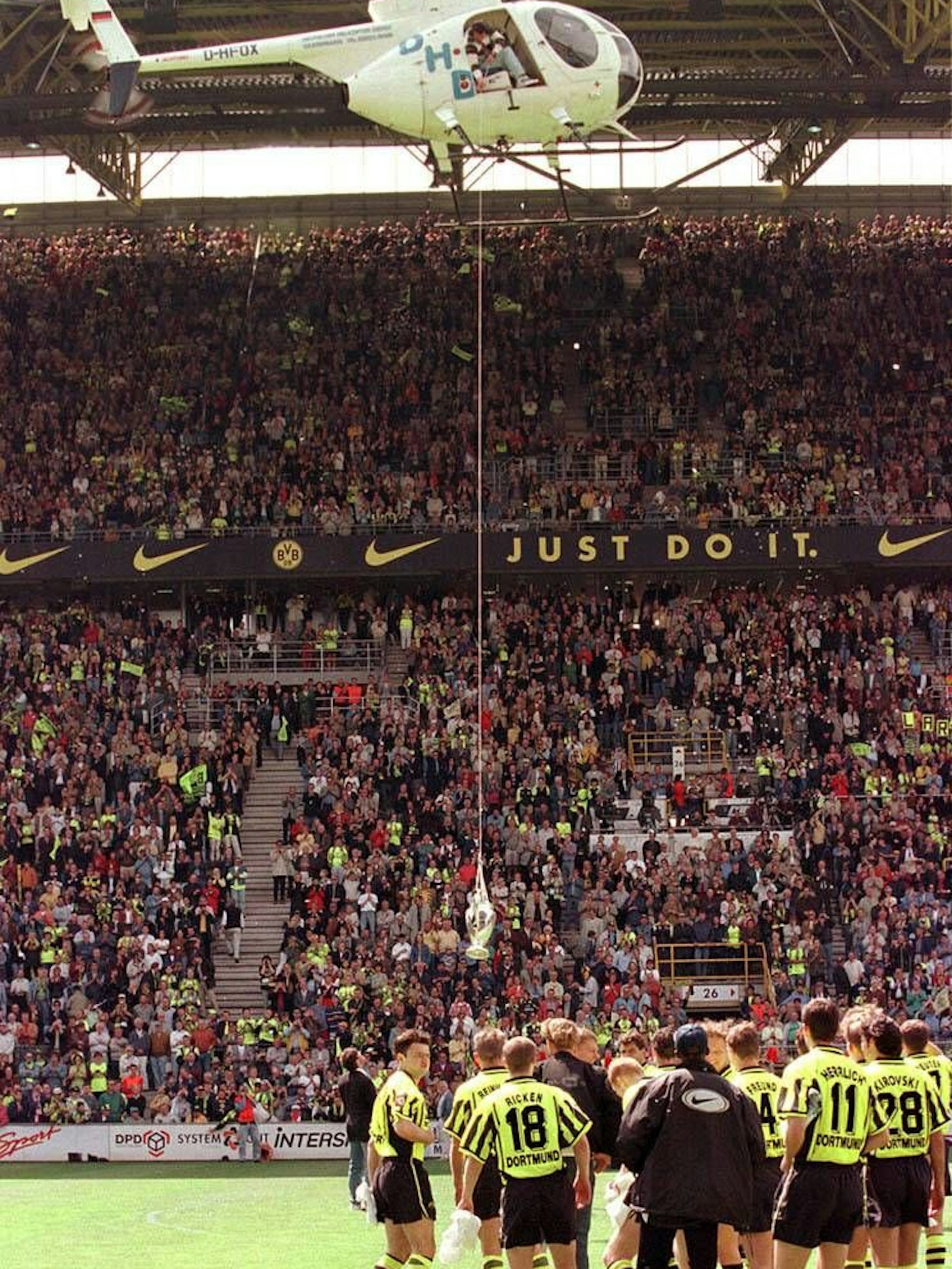 Ein Hubschrauber brachte 1997 den Champions-League-Pokal ins Dortmunder Stadion. So könnte die Anreise am Freitag zum Spiel gegen RB Leipzig klappen.