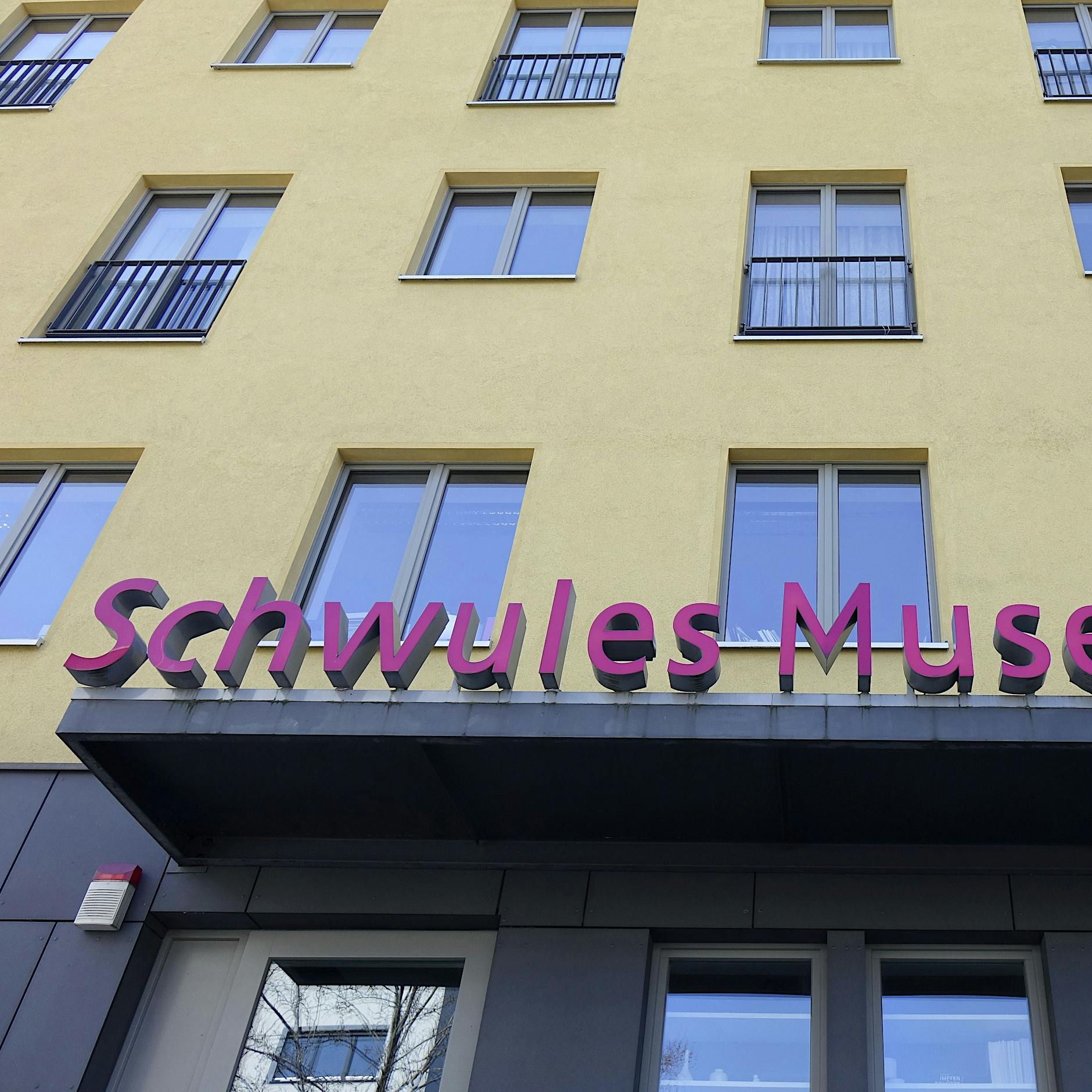 Angriffe auf das Schwule Museum: „Hass gehört zu unserem Alltag“