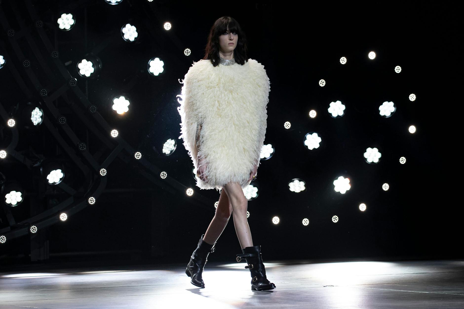 Hedi Slimanes Straußenfeder-Cape wurde bereits vor einigen Wochen in Los Angeles gezeigt. Das Haus Celine möchte mit antizyklischen Präsentationen für eine frühere Verfügbarkeit der Kollektionen in den Läden sorgen.