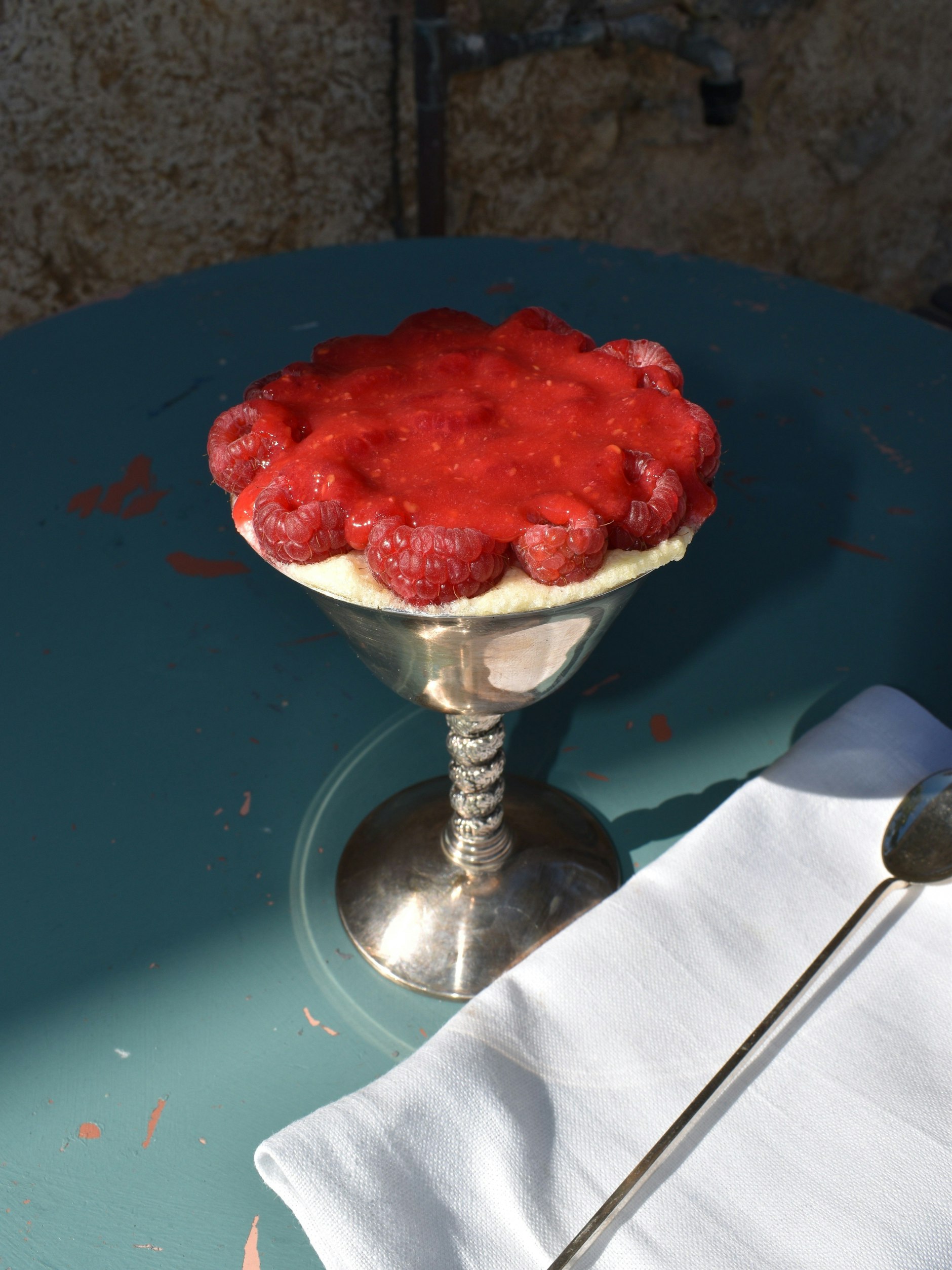 Weißwein mit Eischnee und Himbeer-Coulis verbinden sich zu einer unnachahmlich köstlichen Verbindung.