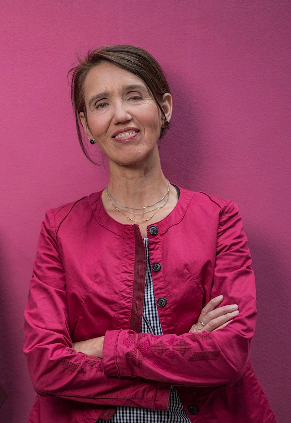 Die Autorin Bernadette Conrad veröffentlicht jetzt den Roman „Was dich spaltet“.