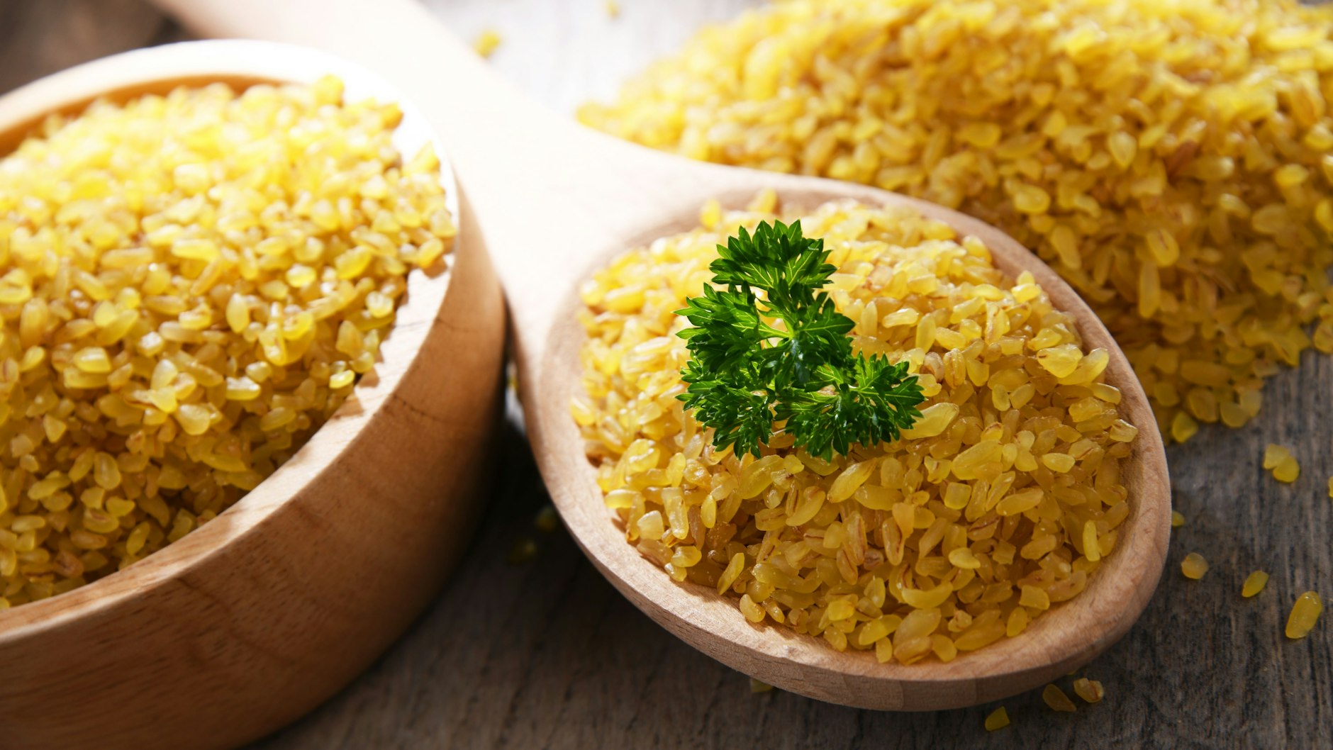 Bulgur ist bekannt für sein Nährstoffreichtum. In dem Rezept für den Salat von Jennifer Aniston sorgt er für langanhaltende Sättigung.