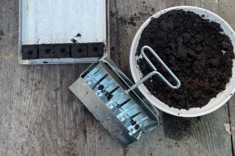 Weil die Presse kleine Würfel ausspuckt, passen eine ganze Reihe davon nebeneinander.