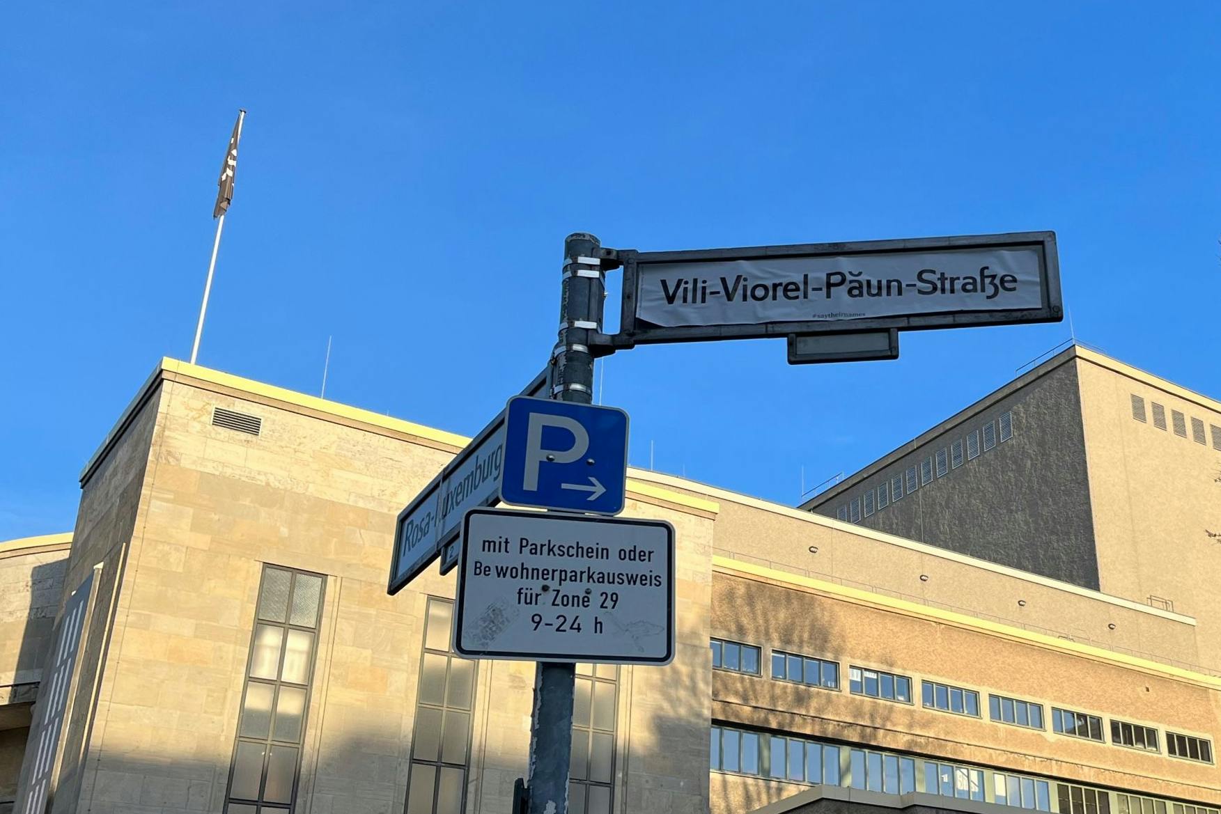 Das gekaperte Straßenschild an der Volksbühne in Mitte erinnert an Vili Viorel Păun. Er ist eines der neun Opfer des rassistischen Anschlags vom 19. Februar 2020 in Hanau (Hessen). 
