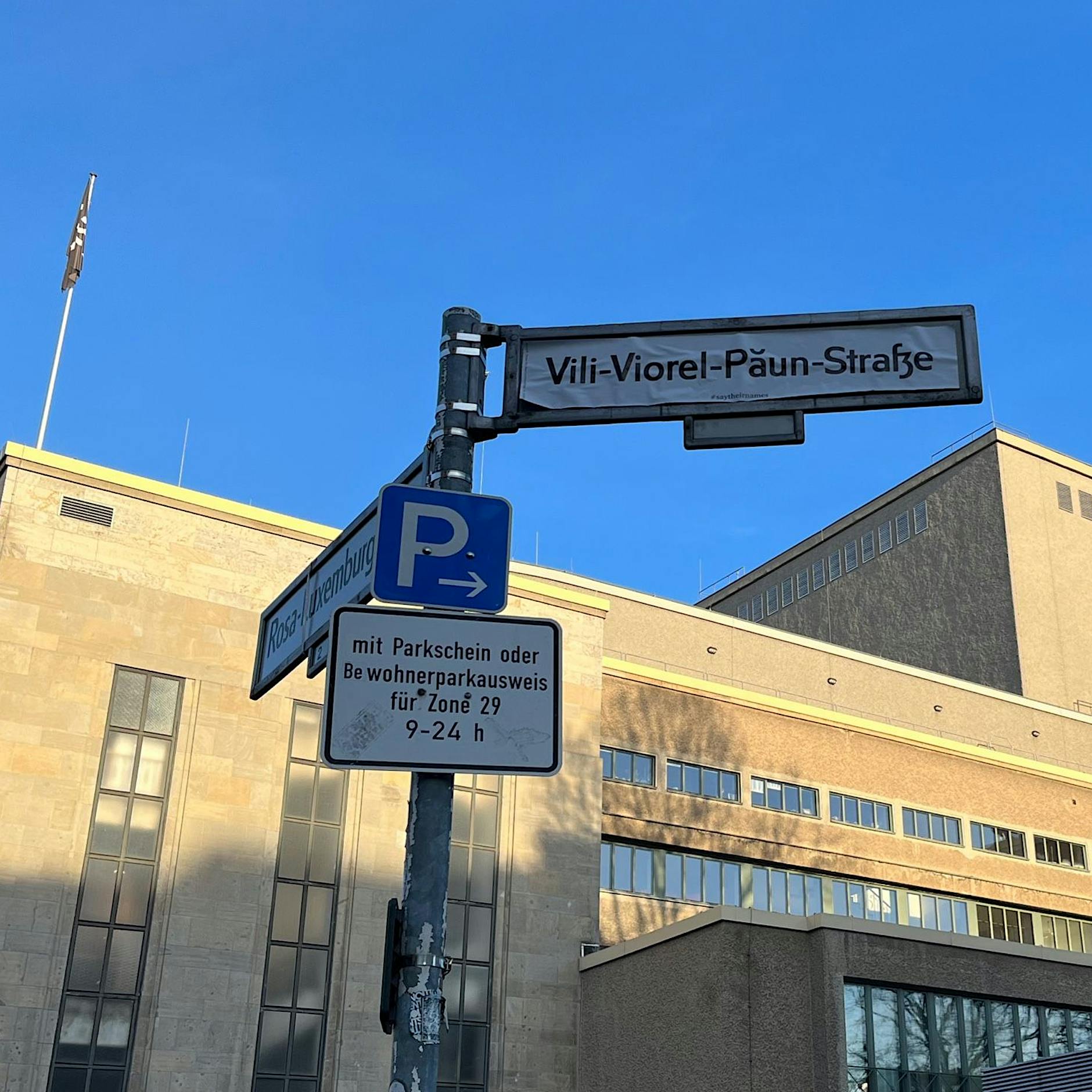 Straßenschild gekapert – Erinnerung an Opfer von Hanau-Anschlag