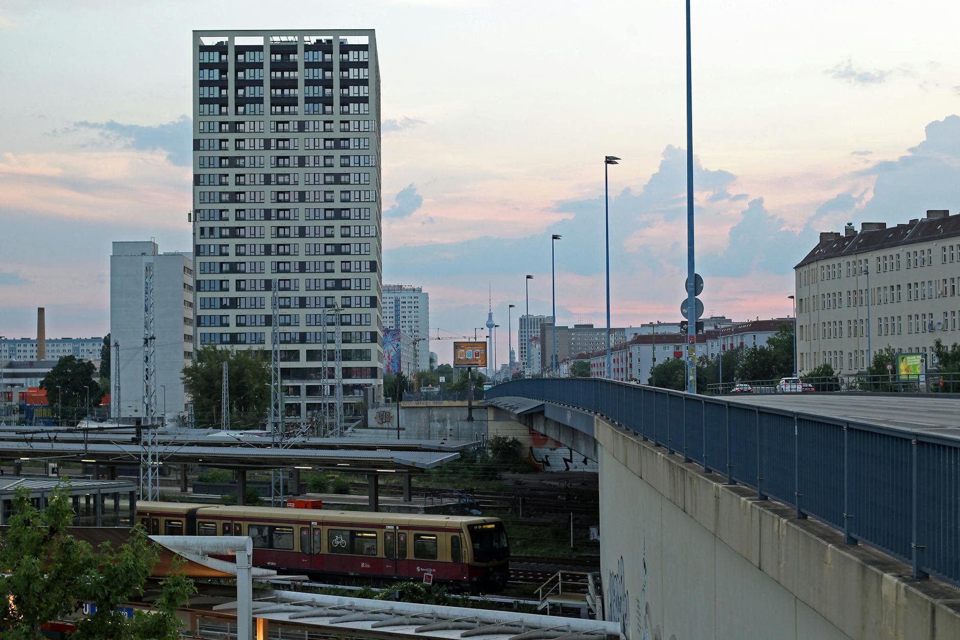 Wohnhochhaus der Howoge an der Frankfurter Allee: Neubau und Ankauf von Wohnungen treiben die Verschuldung der kommunalen Unternehmen hoch. Mittelfristig nennt sich sowas „gute Investition“ – aber nur, wenn bei der Umsetzung professionell gewirtschaftet wird.