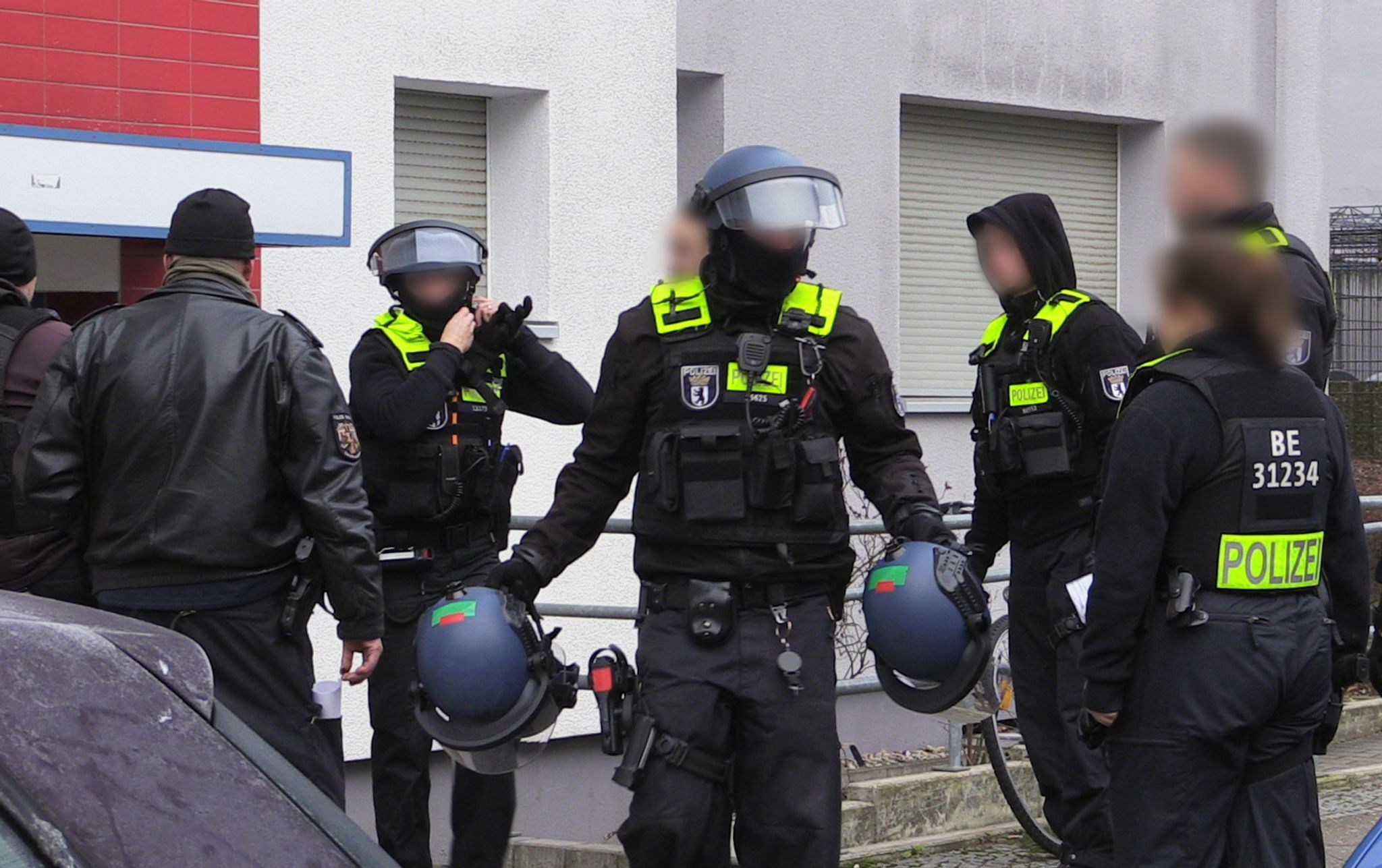 Razzia In Berlin-Reinickendorf: Drogen Und Schusswaffen Gefunden