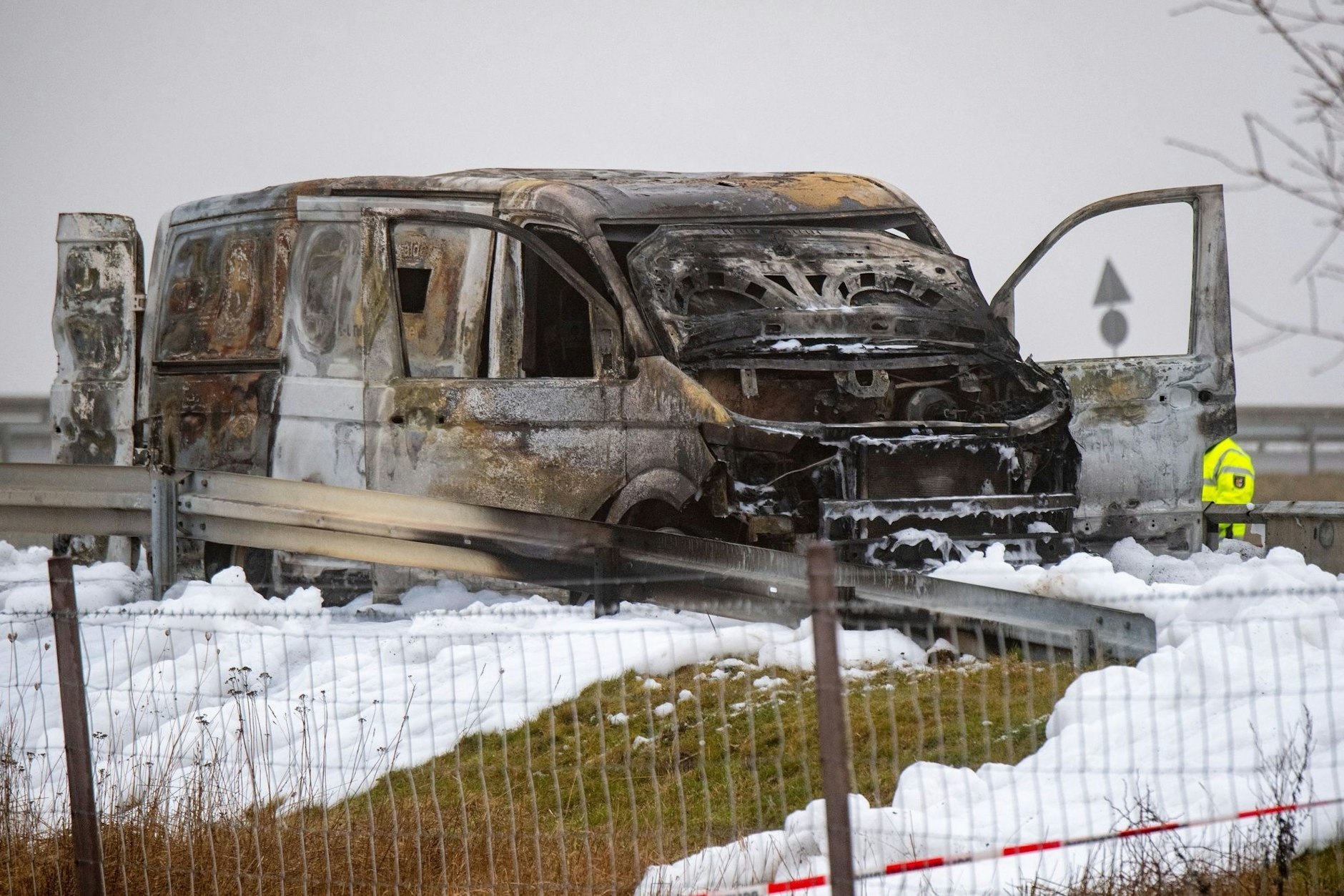 Der ausgebrannte Geldtransporter steht an der Anschlussstelle Gützkow auf der Autobahn 20.