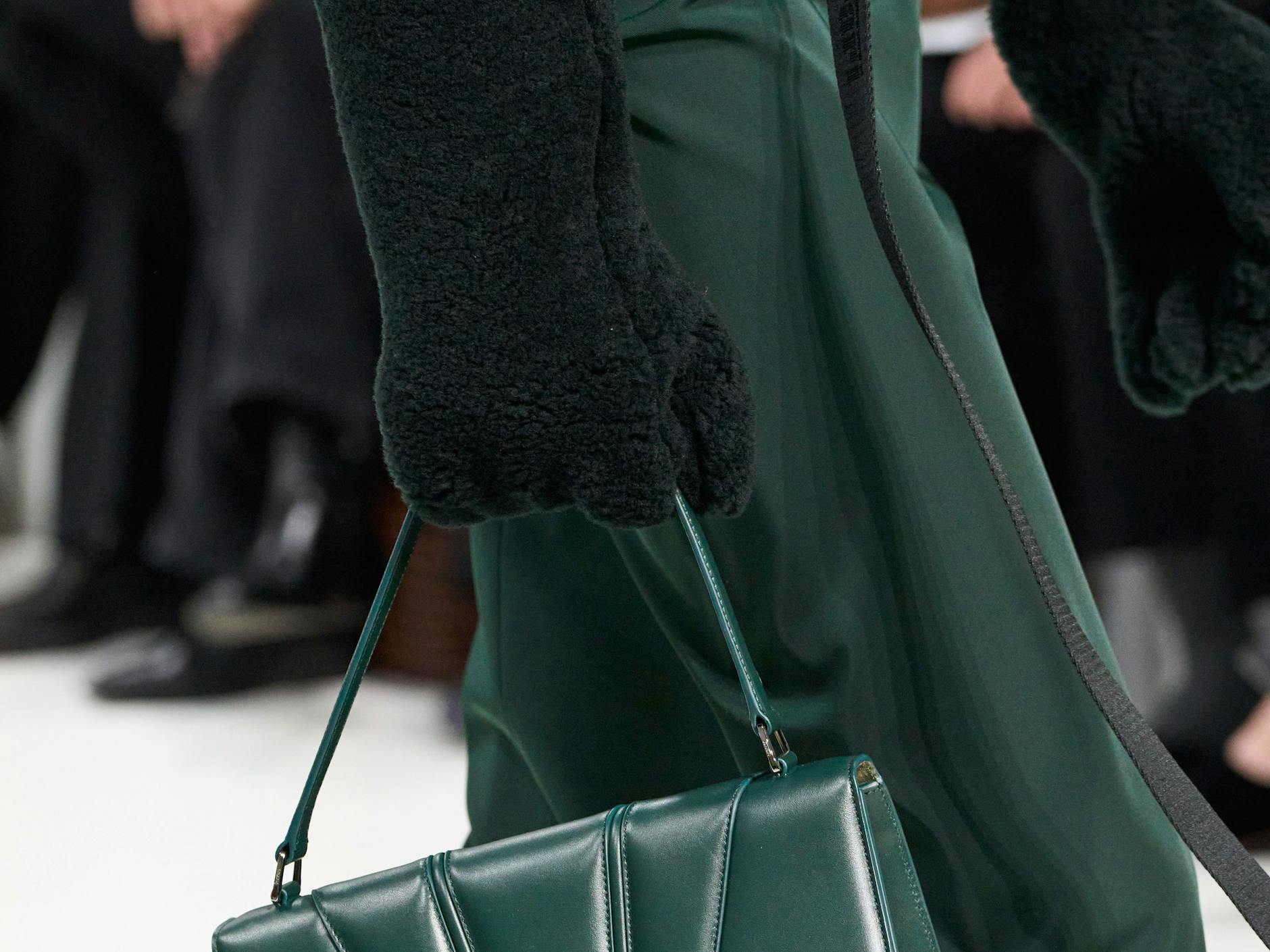 Handschuhe aus Teddy-Fell bei Ferrari.