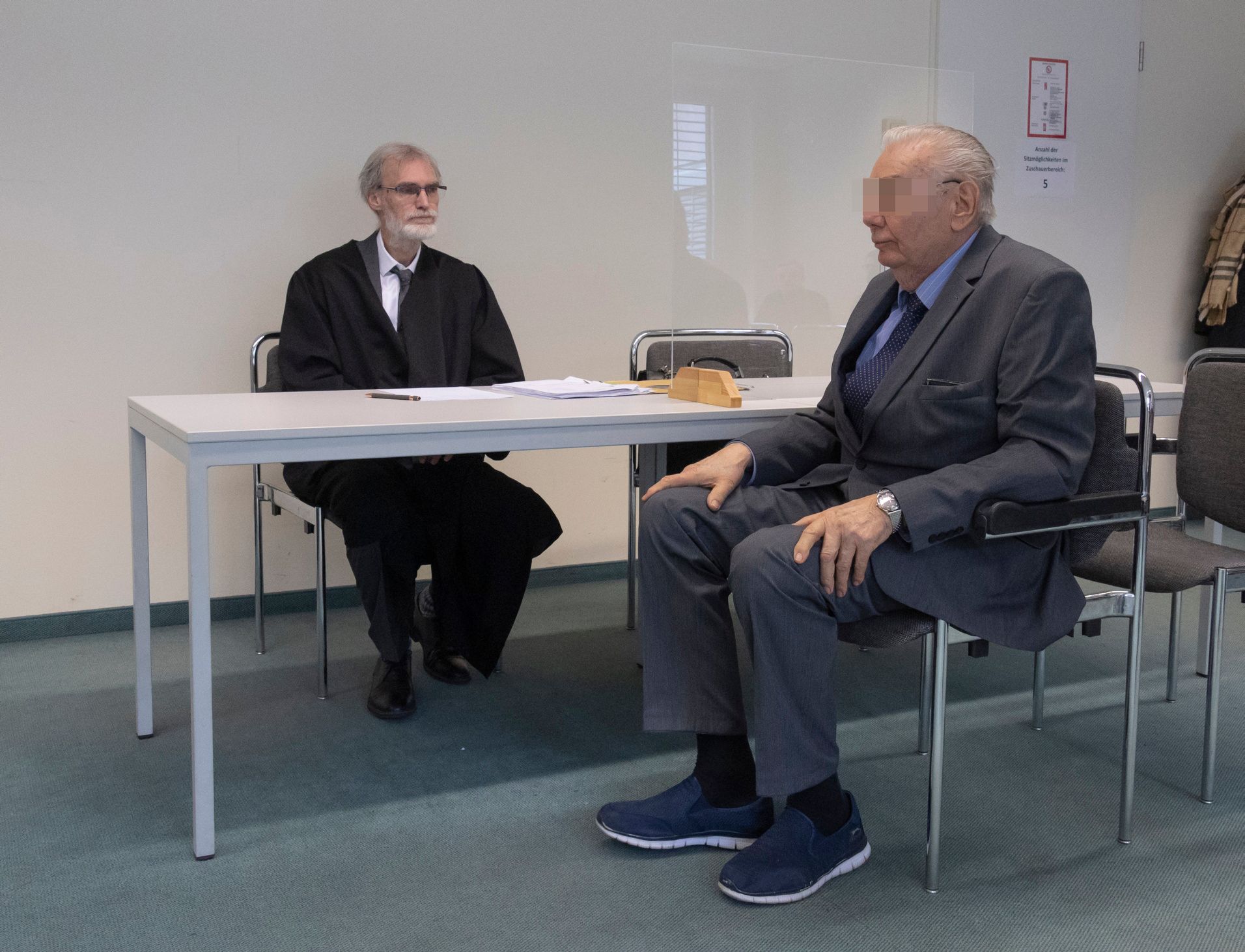 Image - Ist Udo G. (81) zu alt zum Autofahren? Der Rentner biegt mit einem Mercedes SL 300 falsch ab und rammt Motorradfahrer (40) im Gegenverkehr