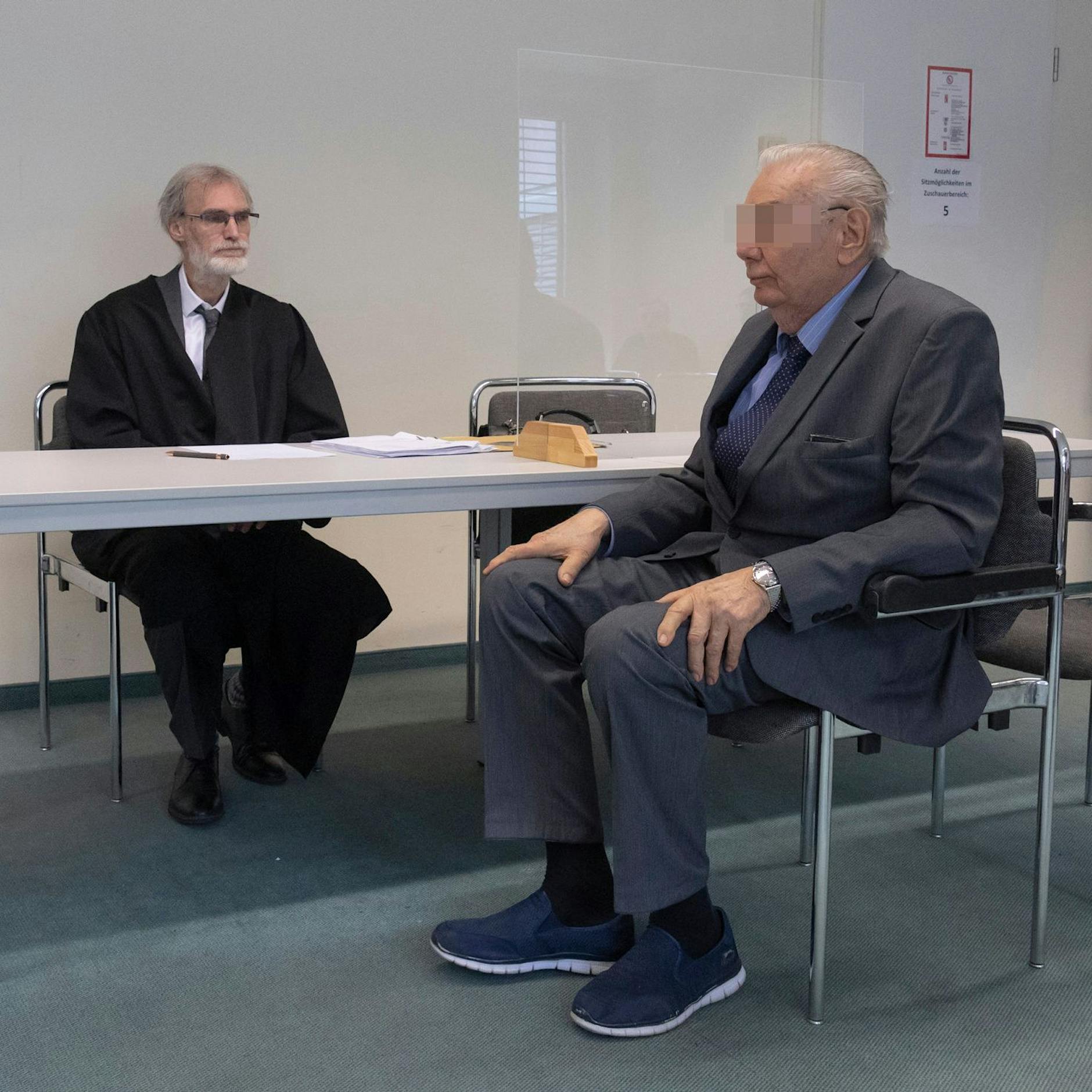 Ist Udo G. (81) zu alt zum Autofahren? Der Rentner biegt mit einem Mercedes SL 300 falsch ab und rammt Motorradfahrer (40) im Gegenverkehr