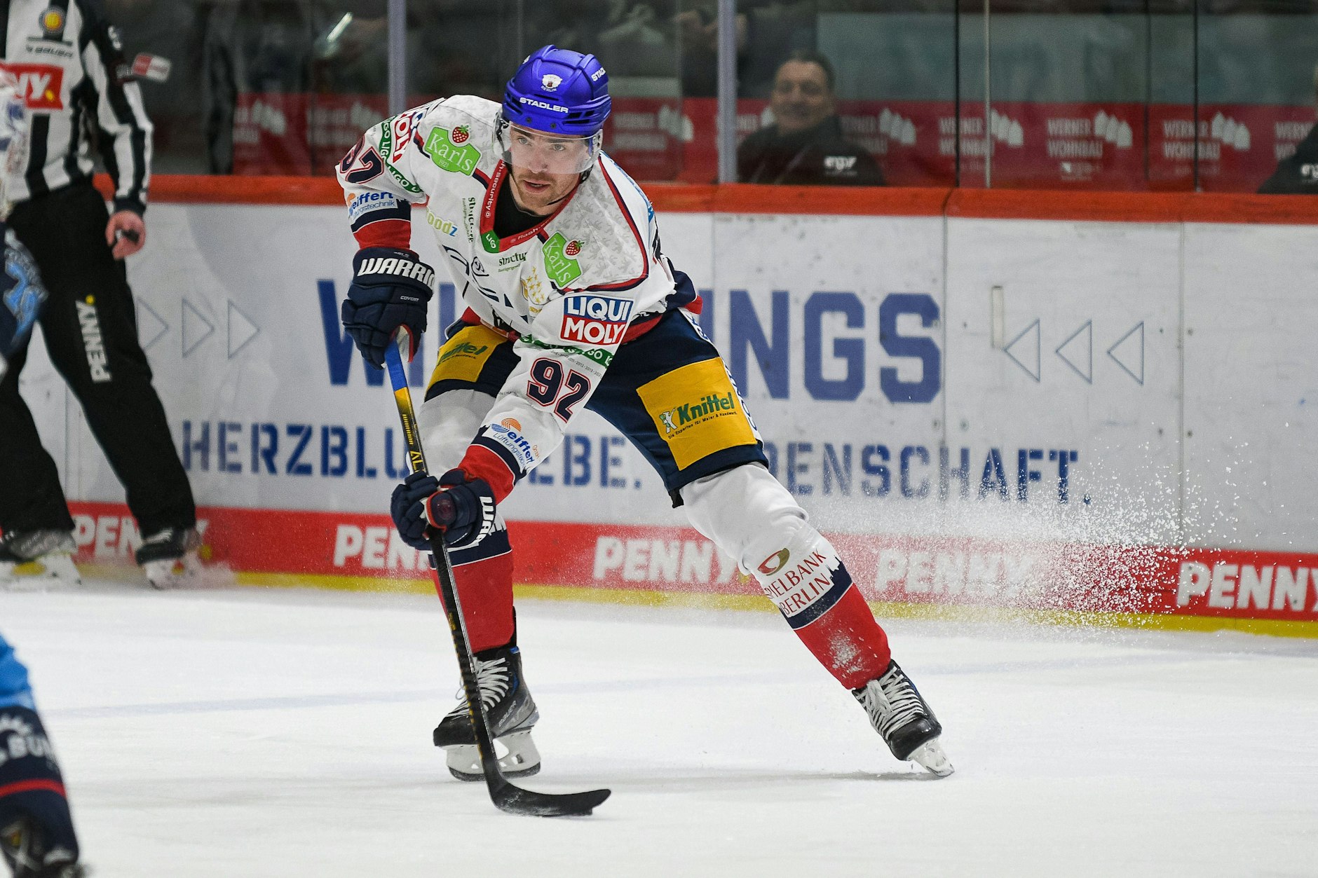 Marcel Noebels trainierte nach seiner Verletzung wieder mit den Eisbären, ob er auch in Augsburg spielen kann, entscheidet sich kurzfristig.