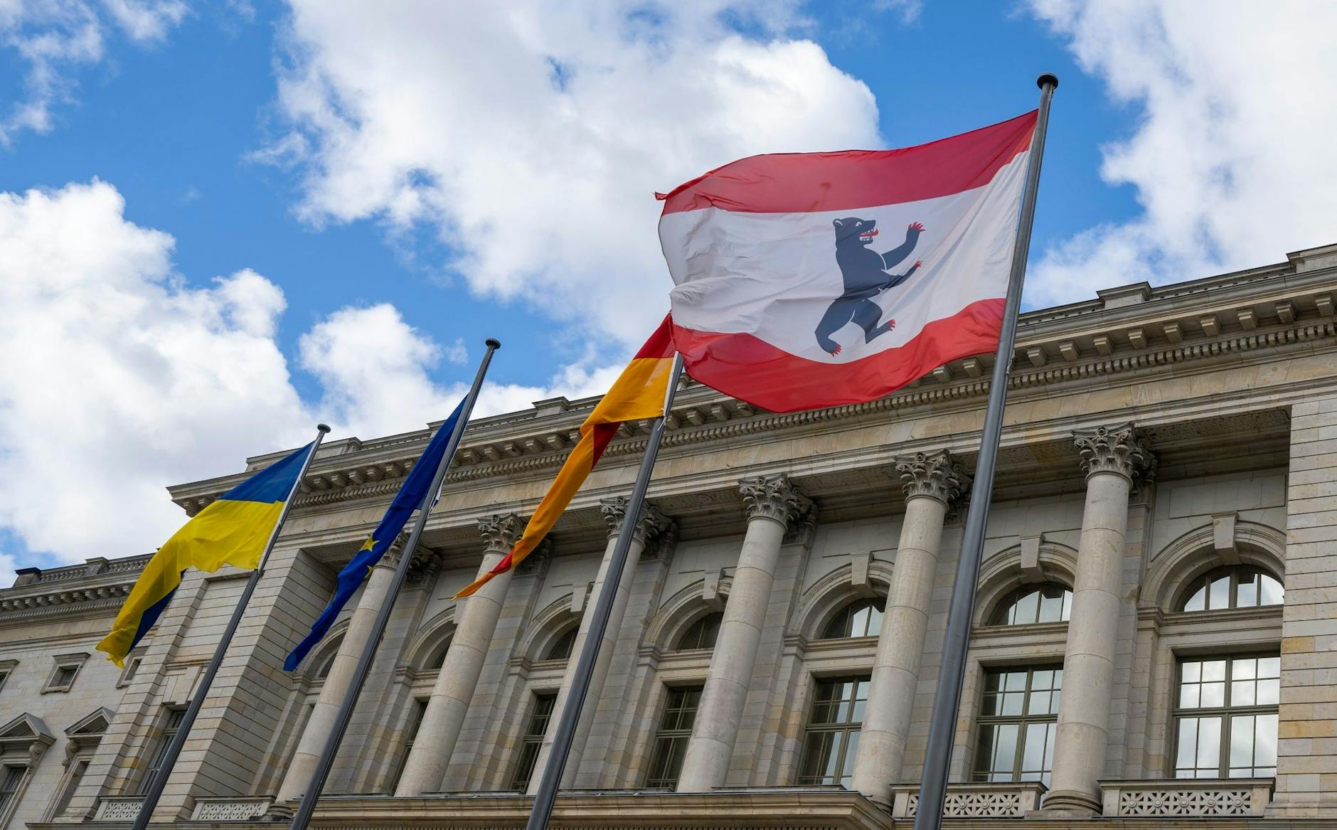 Die Fahne mit dem Wappen von Berlin vor dem Abgeordnetenhaus.