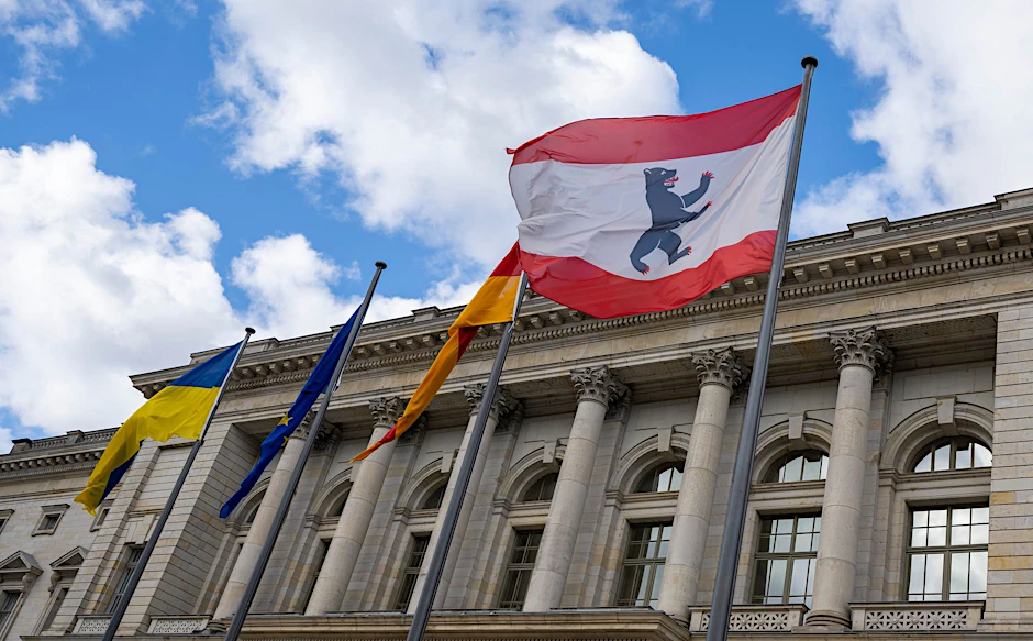 Die Fahne mit dem Wappen von Berlin vor dem Abgeordnetenhaus.  