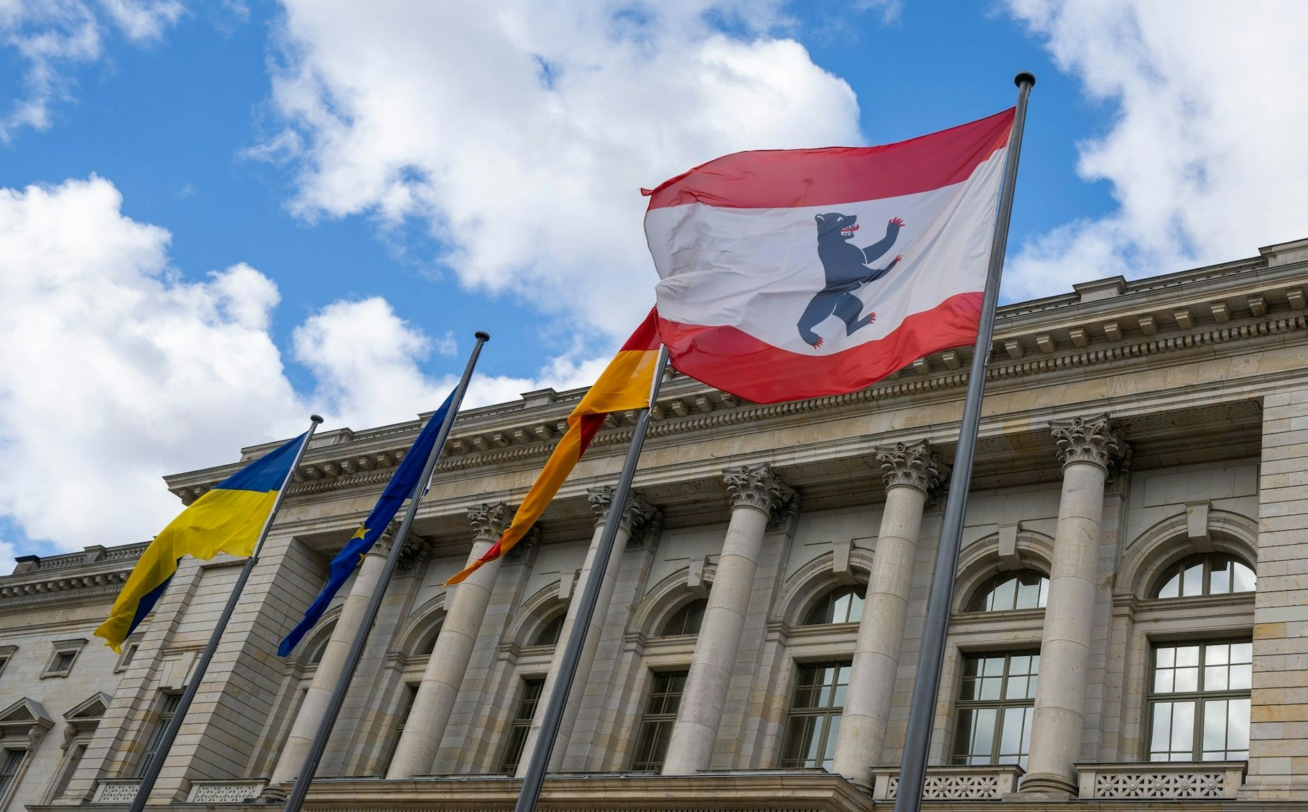 Die Fahne mit dem Wappen von Berlin vor dem Abgeordnetenhaus.  