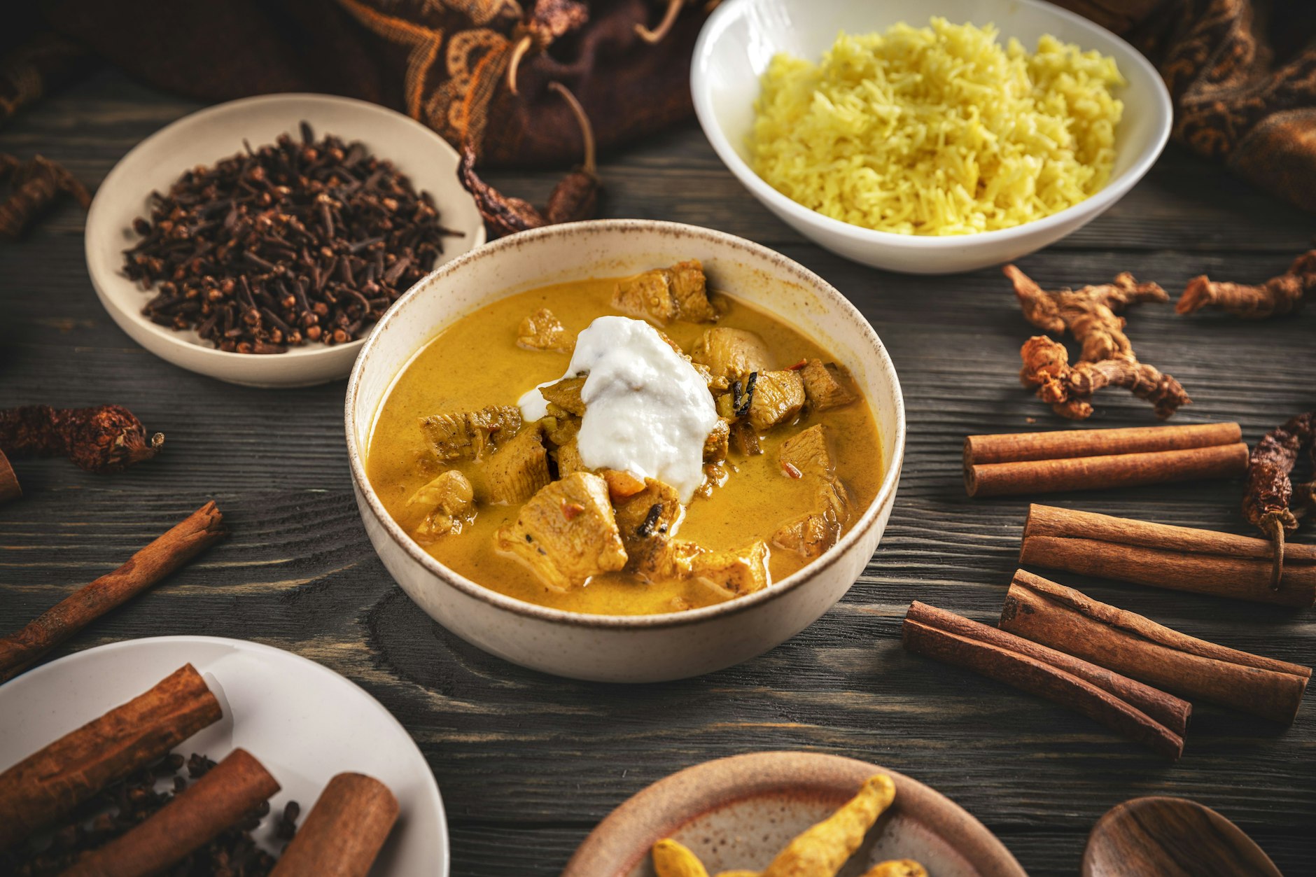 Butter-Chicken, auch bekannt als Murgh makhani, ist ein Gericht der indischen Küche. Mit unseren Rezept kochen Sie es einfach zu Hause nach.