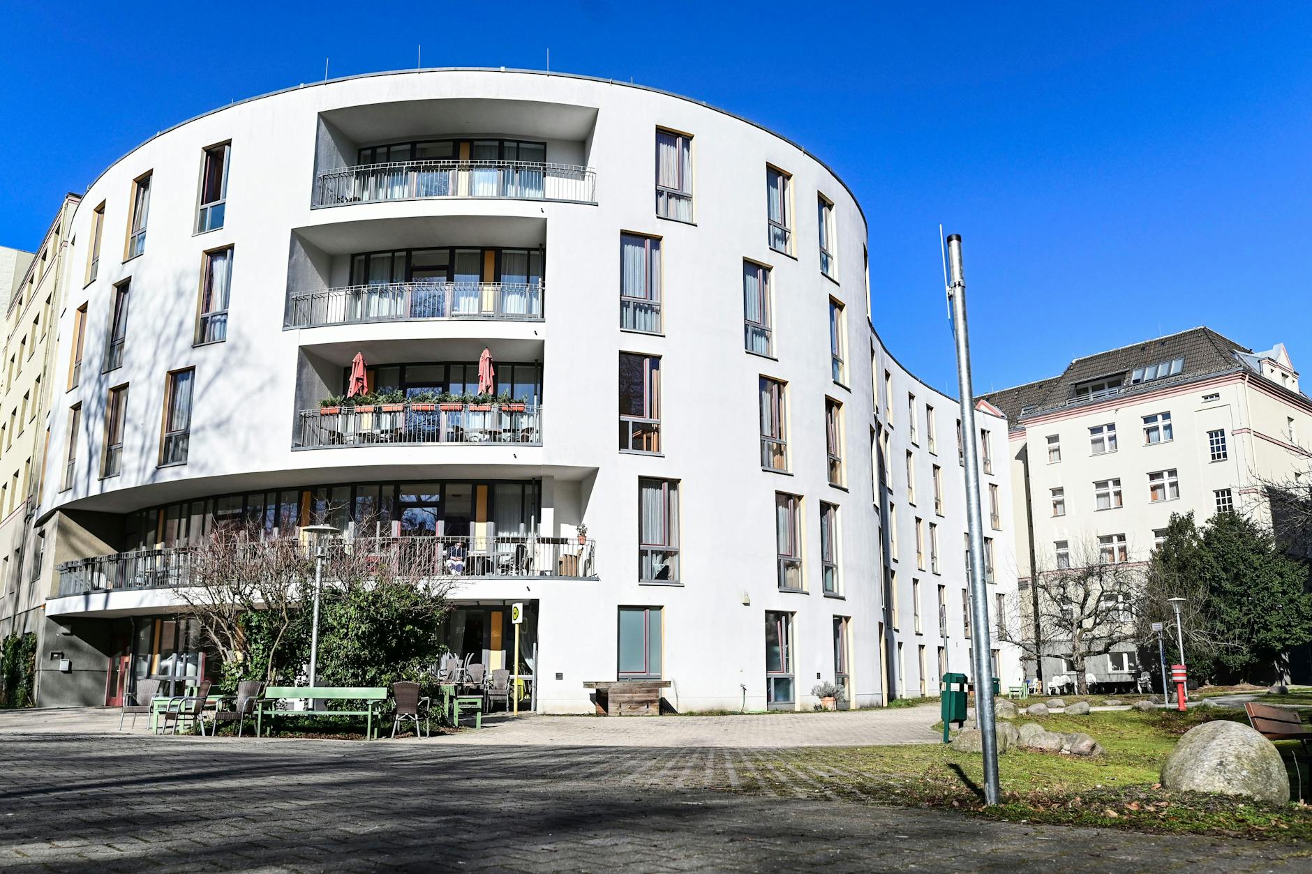 Im Februar haben bereits 126 Geflüchtete die Hälfte des Pflegeheims am Schillerpark bezogen, bis Ende des Jahres sollen auch die noch verbleibenden Pflegeheimbewohner ausziehen. 