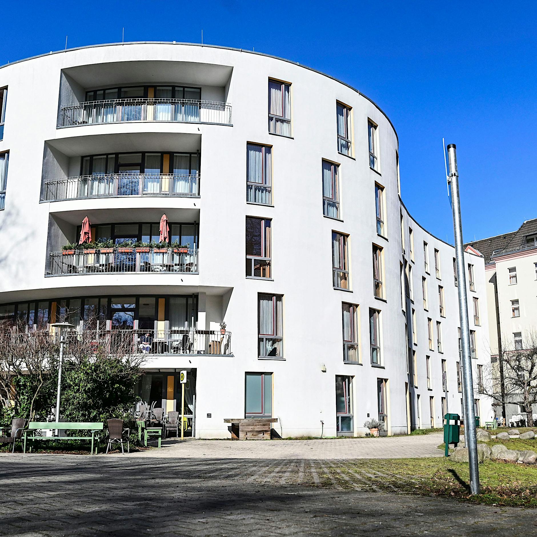 Pflegeheim muss raus: „Reißerisches Aufwiegen von Senioren gegen Geflüchtete“