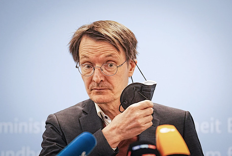 Auch für Bundesgesundheitsminister Karl Lauterbach (SPD) fällt die Maskenregel im Büro - sein Ministerium hat die interne Pflicht abgeschafft.  