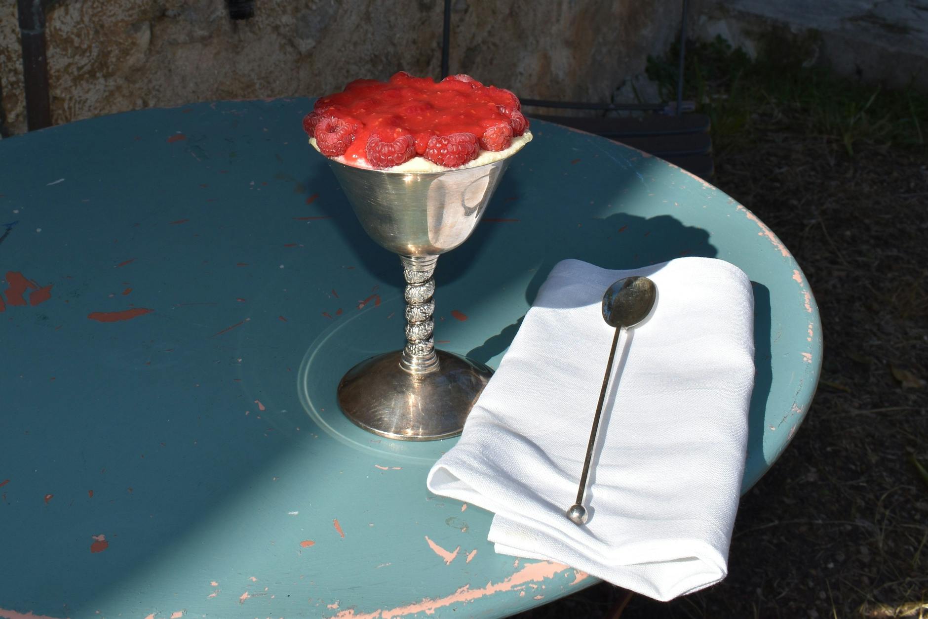 Berliner Luft: Älter als der Schlager und der klebrige Pfefferminzlikör. Koch Felix Hanika hat das Dessert mit einem echten Silberbecher in Szene gesetzt. Wunderbar!