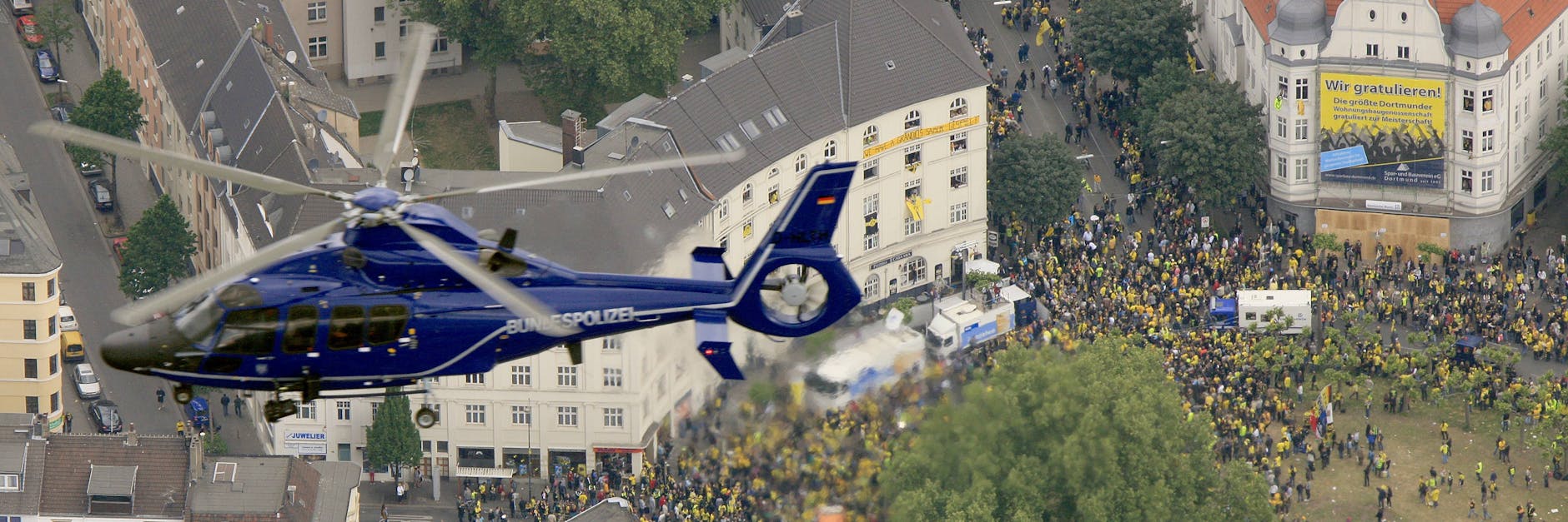 Ein Hubschrauber kreist über Dortmund: Am Freitag droht beim BVB-Spiel gegen RB Leipzig wegen des Warnstreiks das ultimative Chaos.