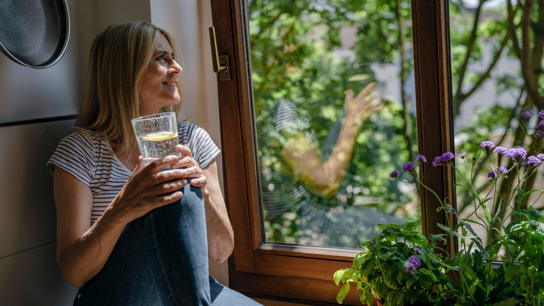 Selbst Wasser zu trinken, kann beim Abnehmen helfen.