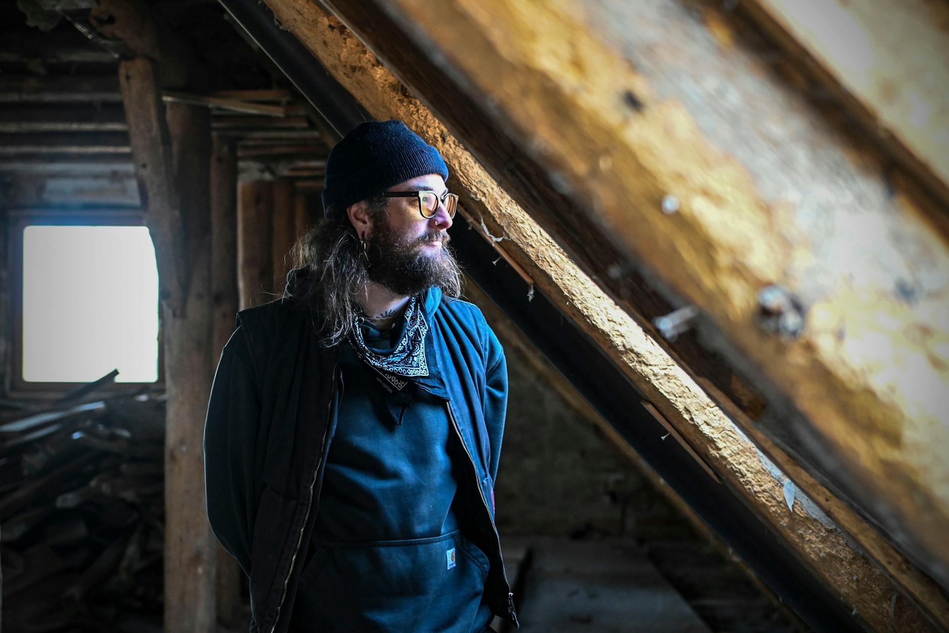 Max Threlfall auf dem Dachboden, genau dort, wo künftig das neue Badezimmer hinsoll.