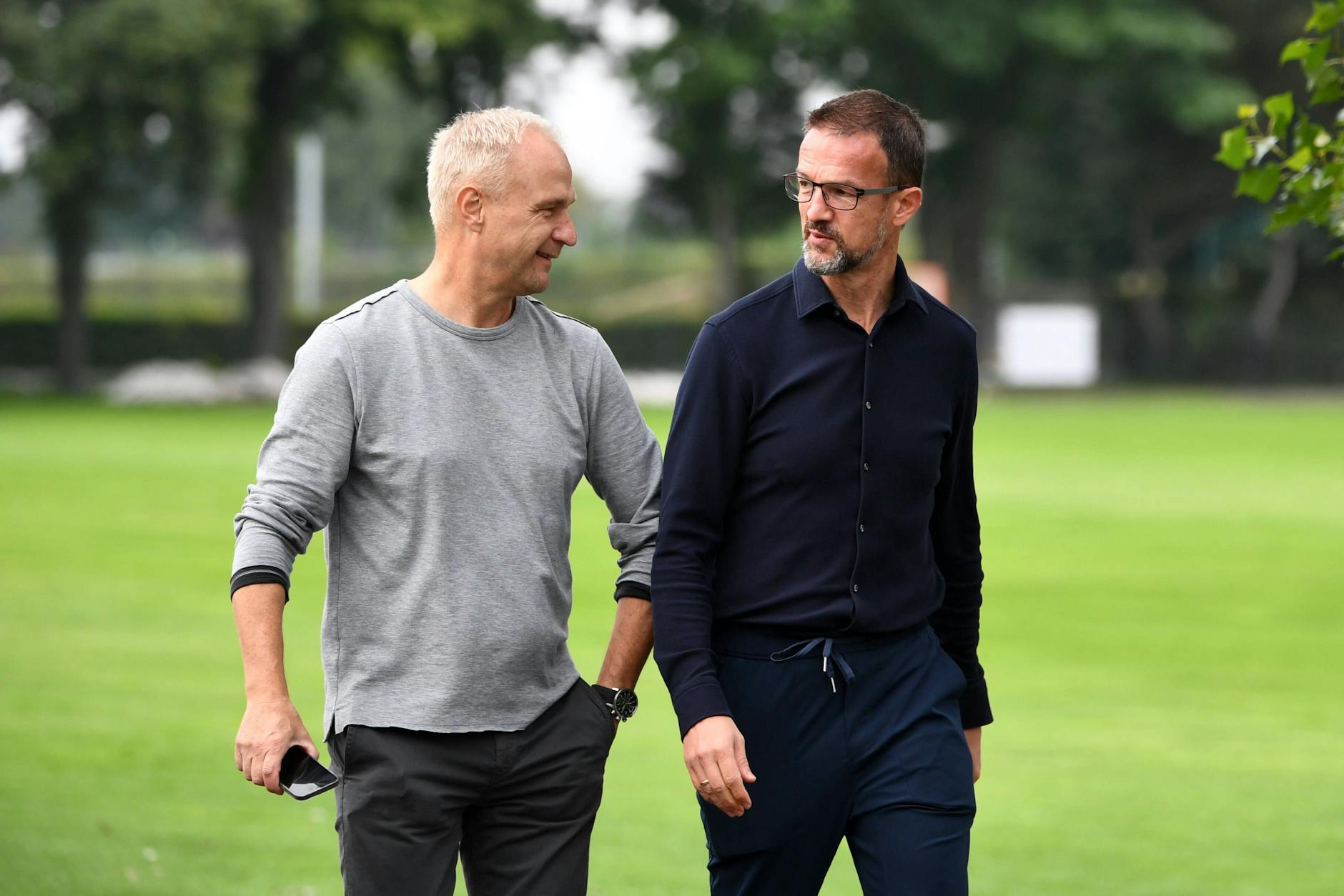 Axel Kruse und Fredi Bobic (r.) sind Kumpels. Nun soll der Ex-Manager Kruse einen finanziell äußerst lukrativen Vertrag verschafft haben. 