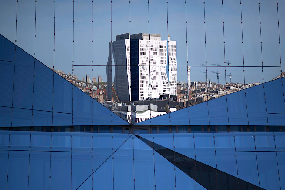 Das Bettenhochhaus der Berliner Charité in Mitte. Das Uniklinikum wird bestreikt.