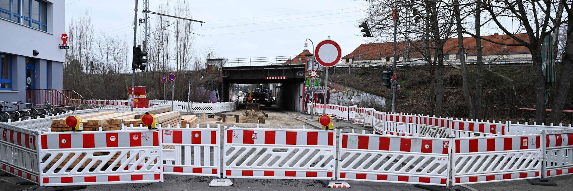 Die S-Bahnbrücke über die Hämmerlingstraße auf dem Weg zum Stadion des 1. FC Union ist für jeglichen Verkehr gesperrt.