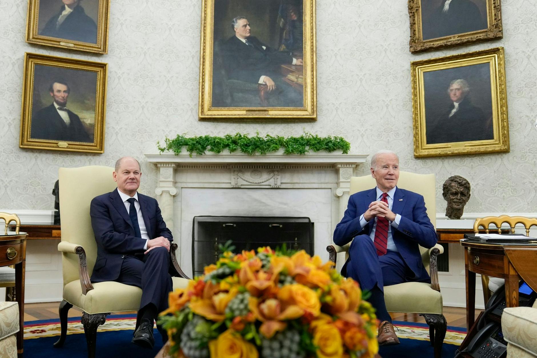 Bundeskanzler Olaf Scholz (l) ist zum zweiten Mal seit seinem Amtsantritt zu US-Präsident Joe Biden nach Washington gereist. 