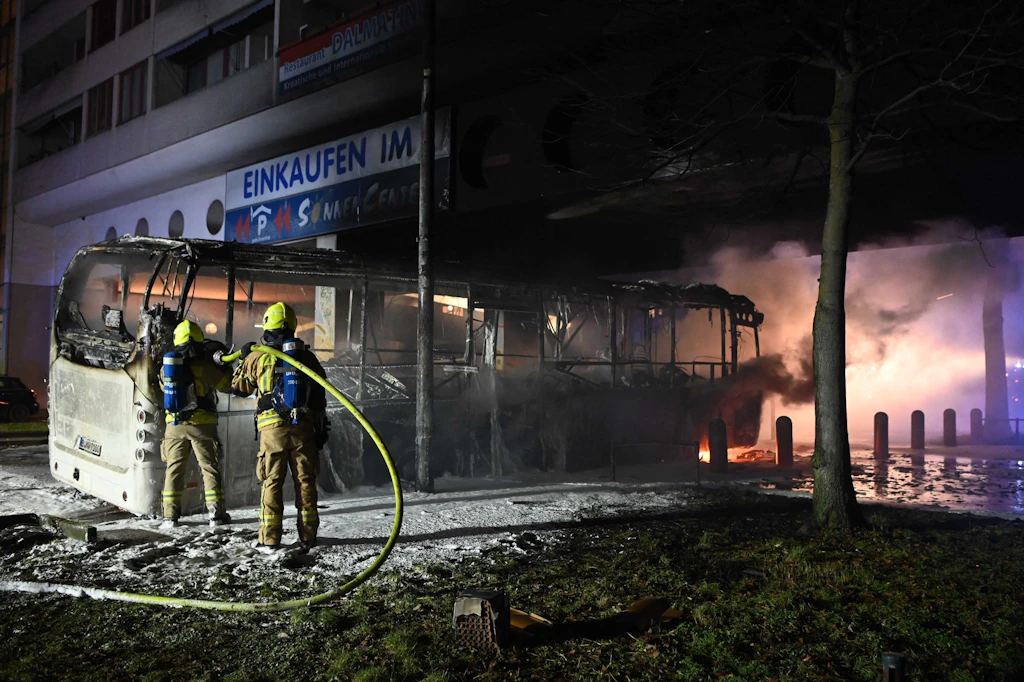 Silvesterkrawalle: 16-Jähriger angeklagt, der Polizisten angegriffen haben soll