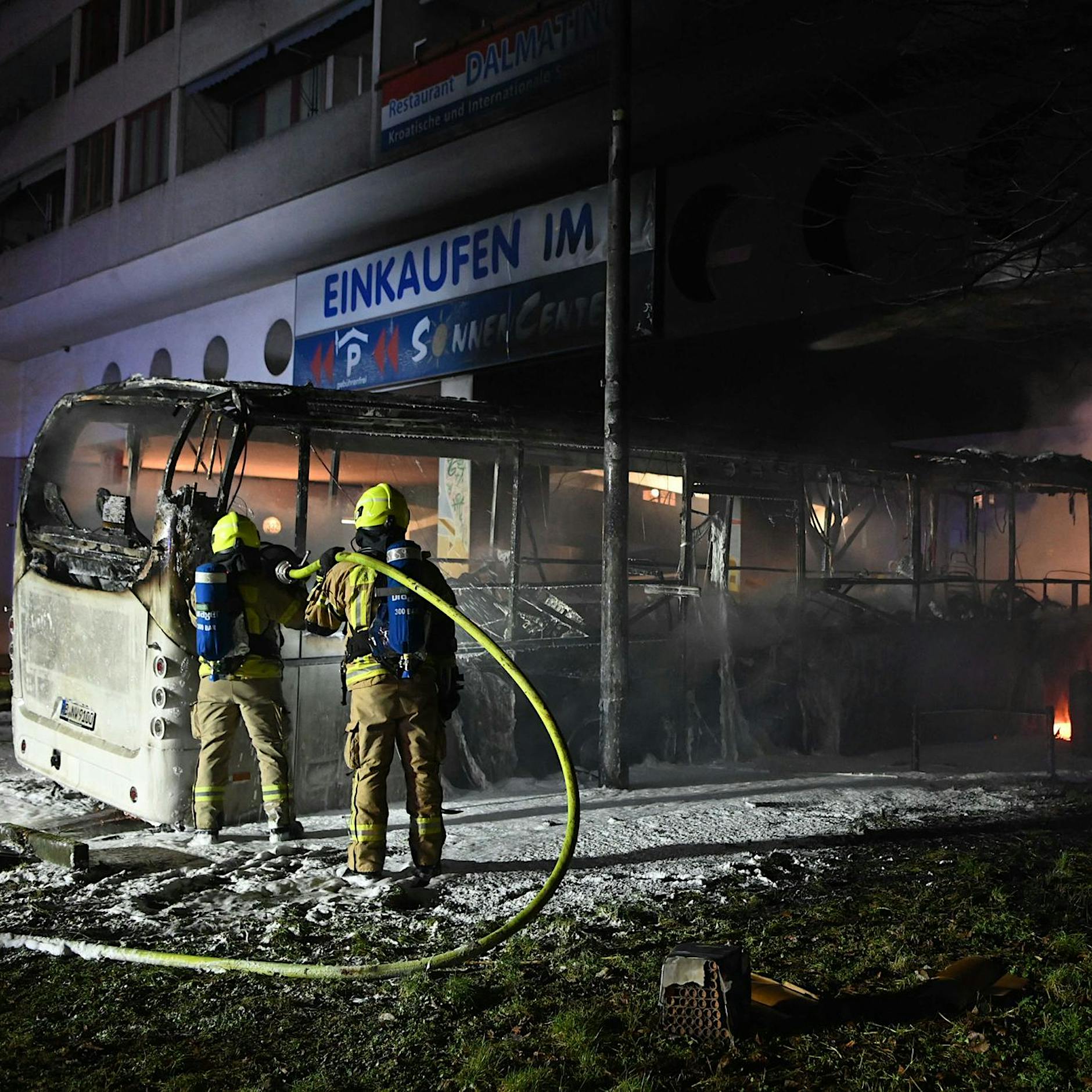Silvesterkrawalle: 16-Jähriger angeklagt, der Polizisten angegriffen haben soll
