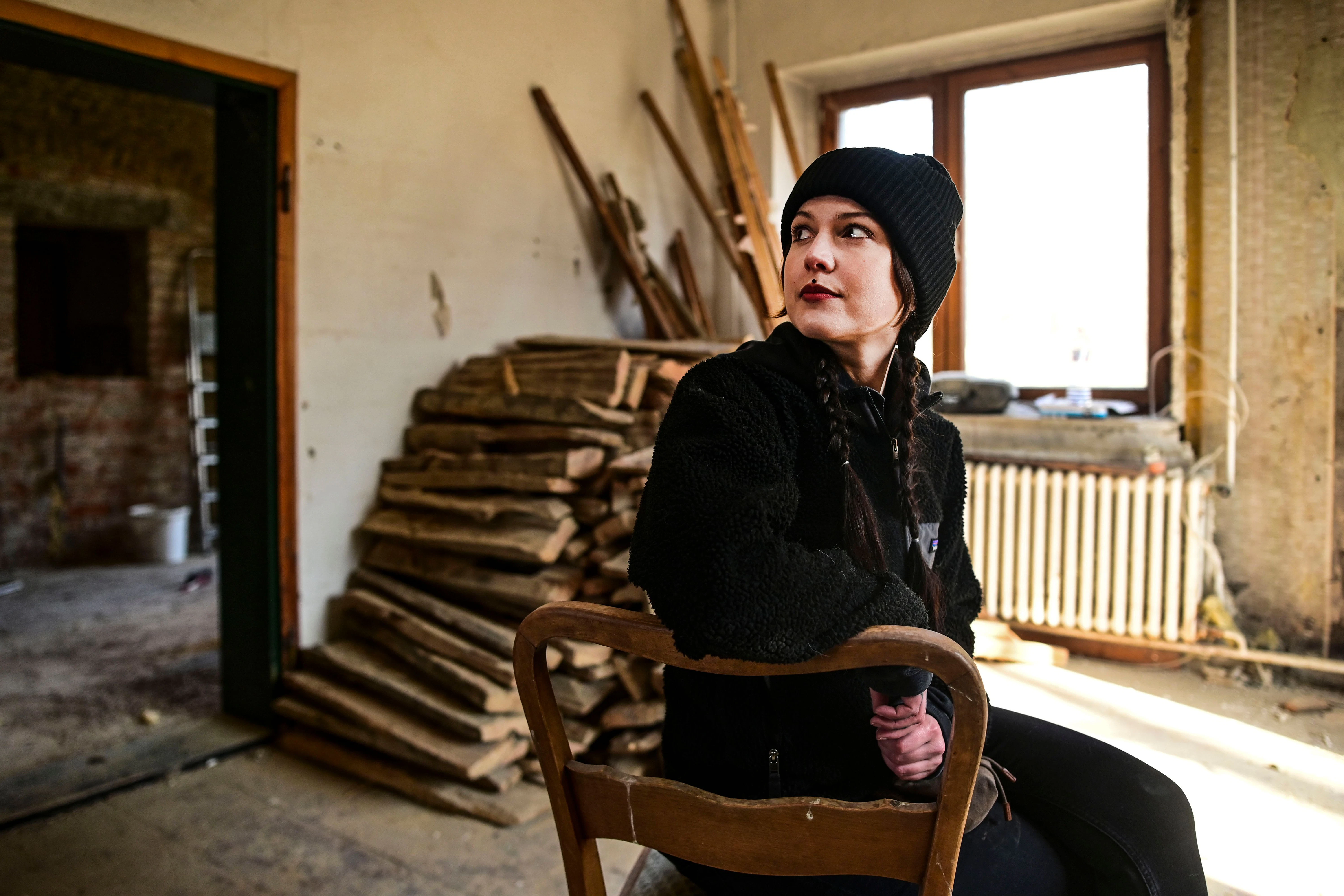 Victoria Müller im Haus. Alles wird neu gemacht und alles, was noch genutzt werden kann, wird wiederverwendet.