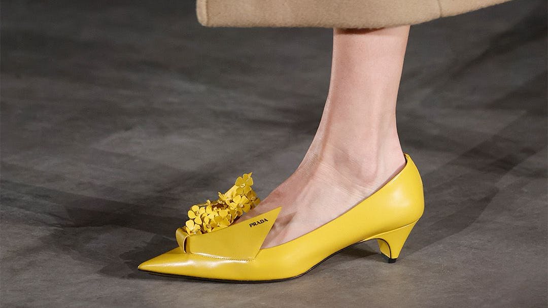 Gelbe Speed-Pumps von Prada, man beachte den kunstvollen Aufbau am Schuhdekolleté.
