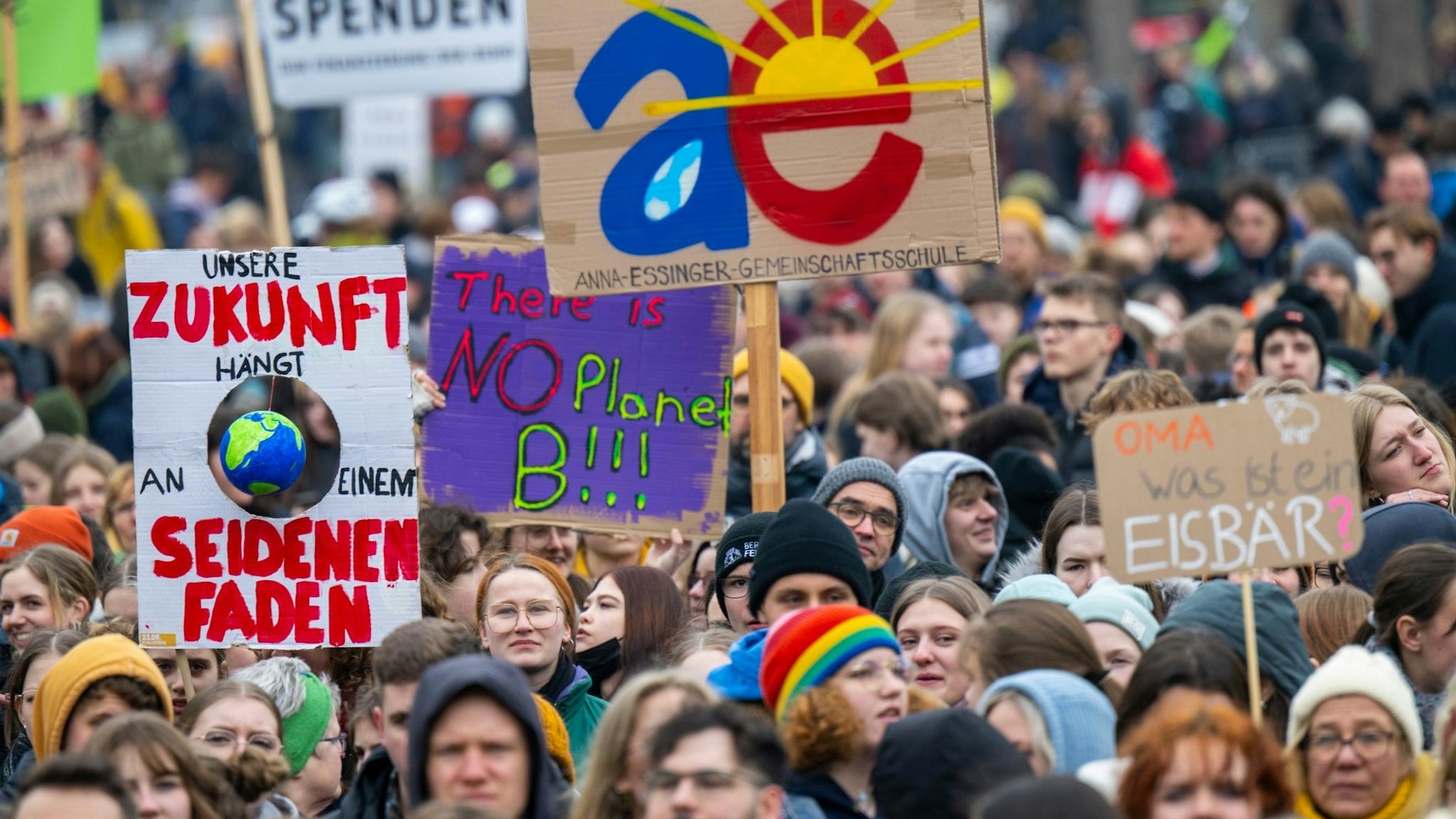 Parallel zu den Warnstreiks protestierte Fridays for Future bundesweit für Klimaschutz, tausende waren in Berlin dabei.&nbsp;