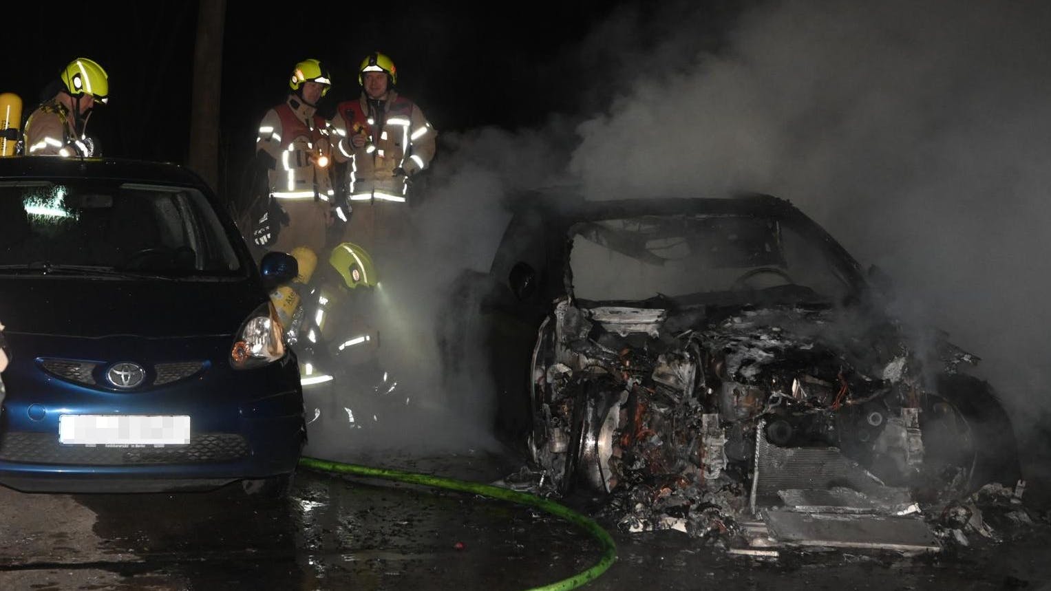 Feuer aus, Auto Schrott. In Hohenschönhausen brannte dieser Mercedes komplett aus.