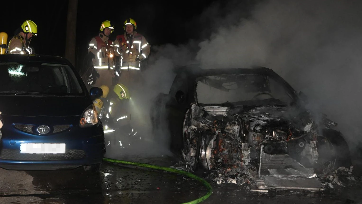 Feuer aus, Auto Schrott. In Hohenschönhausen brannte dieser Mercedes komplett aus.
