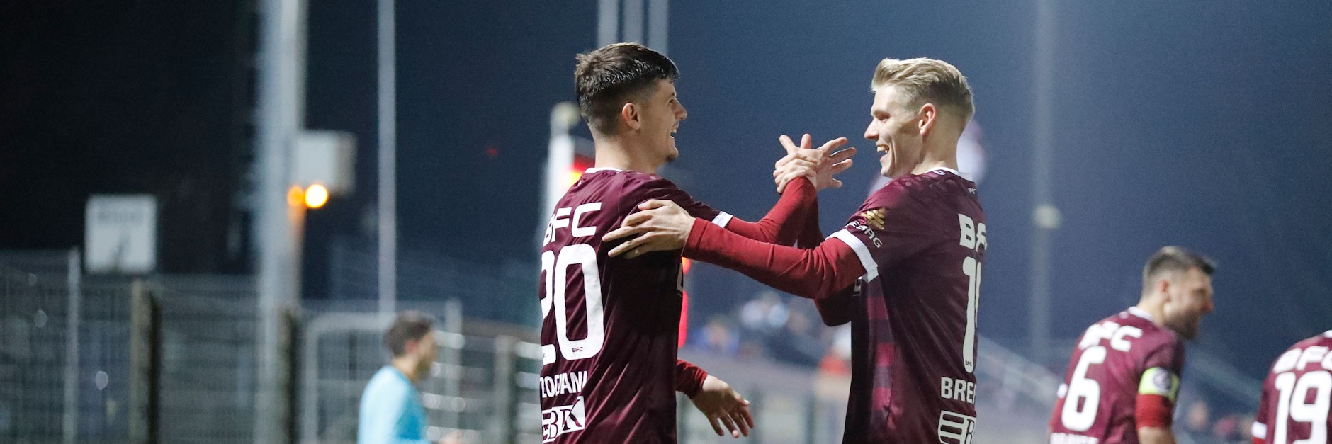 Torjubel zum 0:3 für den BFC Dynamo. Torschütze Erlind Zogjani feiert mit&nbsp;Joey Breitfeld.