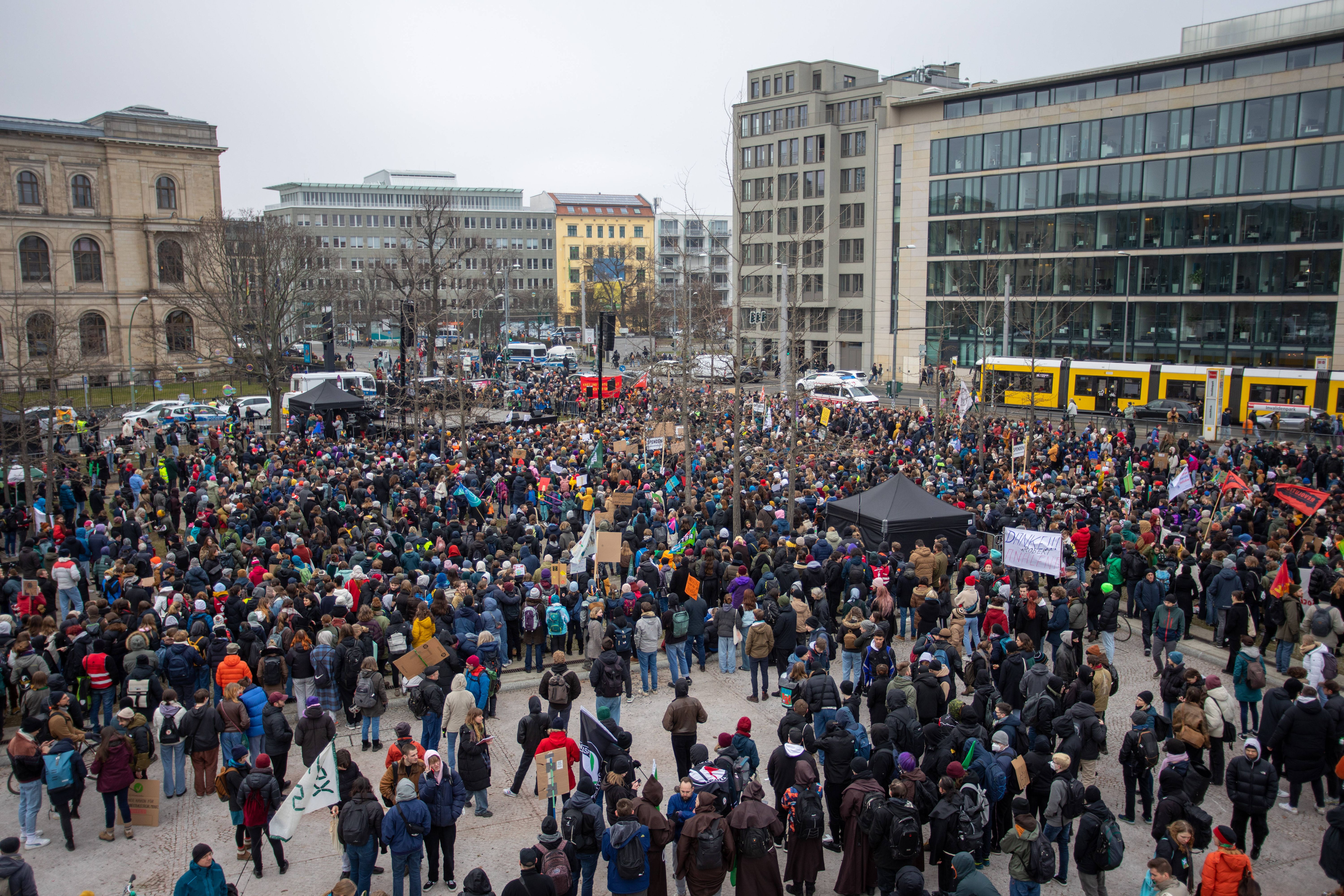 Klimastreik: Tausende Teilnehmer Bei Fridays-for-Future-Demo In Berlin