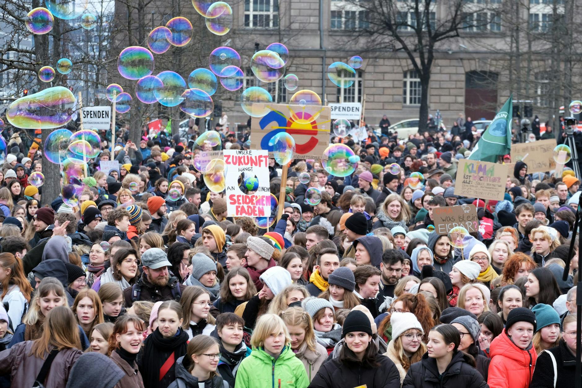 Zur Demo kamen laut Fridays for Future rund 18.000 Menschen