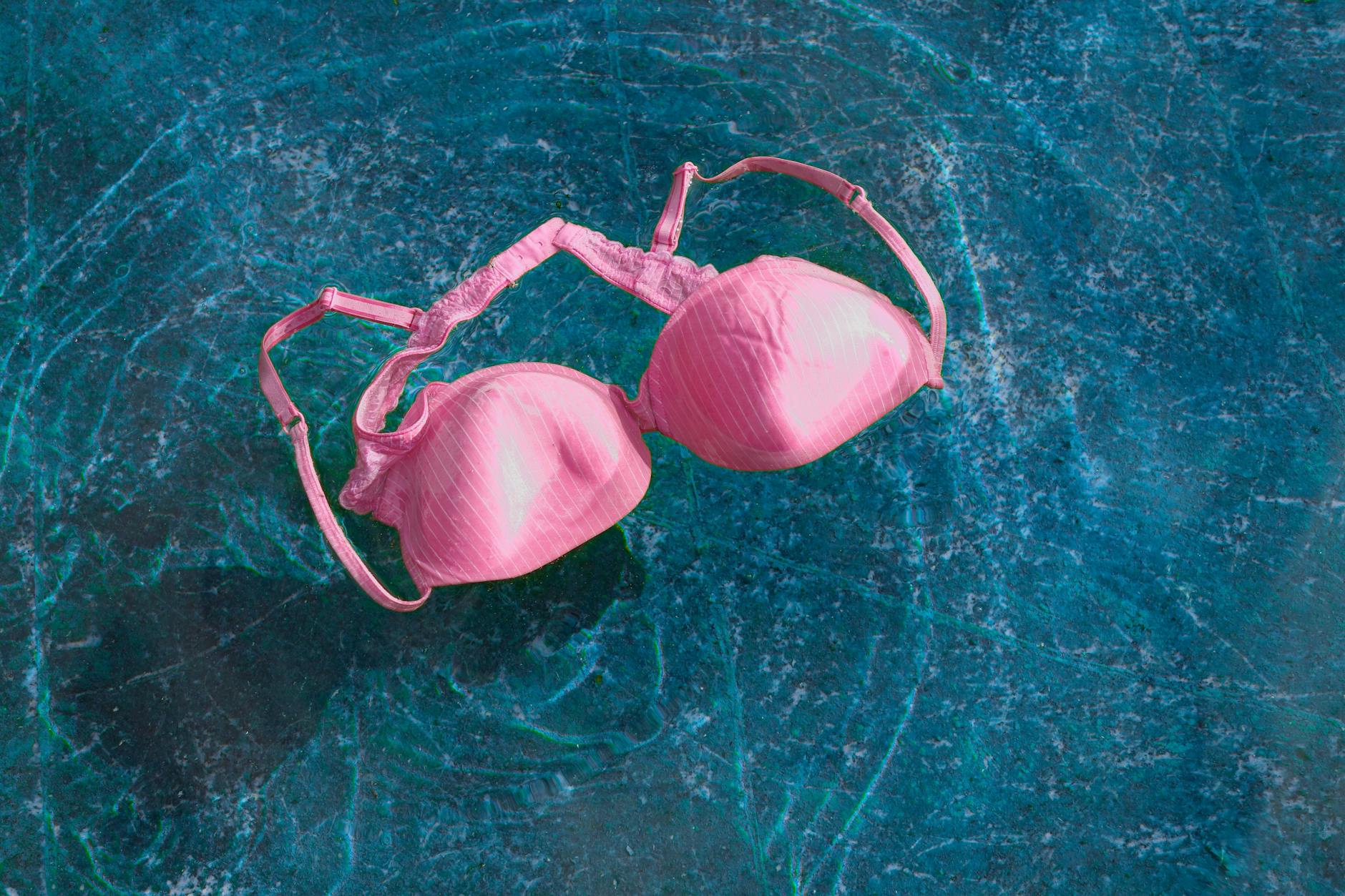 Eine Frau hat wegen ihrer Brüste einen Polizeieinsatz in Berlin Kaulsdorf ausgelöst.