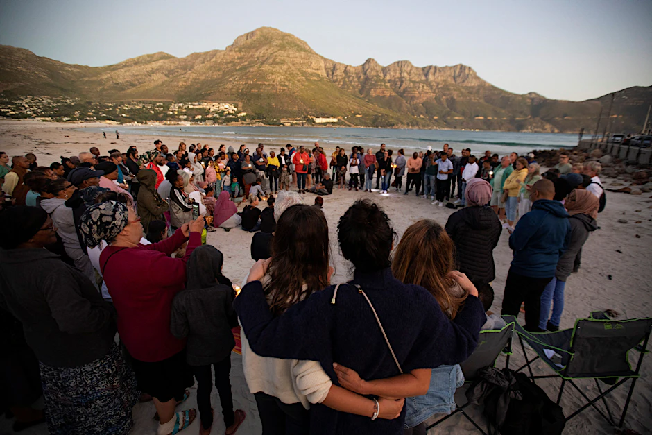 Anwohner von Hout Bay nehmen an einer Kerzenmahnwache für Nick F. teil.