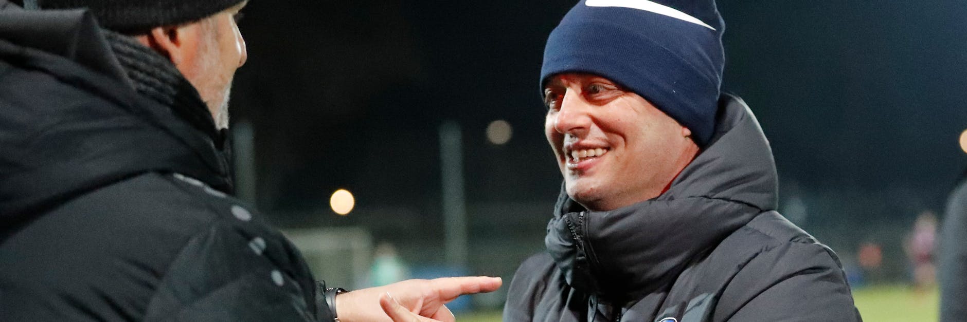 BFC-Sportdirektor Angelo Vier und Herthas U23-Coach Ante Covic wetten: um einen nicht gegebenen Elfmeter.